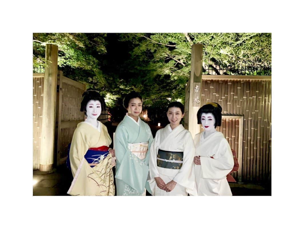 川村亜紀さんのインスタグラム写真 - (川村亜紀Instagram)「画質が悪いのですが。。。 祇園の皆さんがお綺麗で、この綺麗さを皆さんにお伝えしたくて載せてしまいました。 左から市晴ちゃん、市十美ちゃん、私、槇子ちゃんです。 私以外は全員祇園の芸妓さんです。  私ね、槇子ちゃんの白粉姿が好きなのです。 白と黒と朱赤の使い方がお上手で美しさを引き立てています。 これも美しい日本の伝統ですね。 近くで感じさせていただける事に感謝です。  二十代チームは綺麗なお色のお着物、三十代チームは白系のお着物。 槇ちゃん、私たち被ったね笑  #お着物 や #花街 #歌舞伎 など #日本の伝統 が長く守られ受け継がれますように。 #kyoto #beautifulkyoto #kyotoattractions #kyotoarashiyama #arashiyamakitcho #giongeiko #makiko #ichitomi #ichiharu  #京都 #京都嵐山 #嵐山吉兆  #祇園 #祇園芸妓 さん #眼福 #綺麗な芸妓さん  #槇子 ちゃん #市十美 ちゃん #市晴 ちゃん」9月22日 17時11分 - _aki1015_