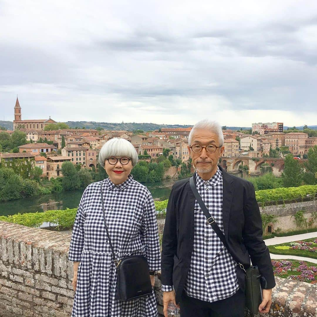 bon ponさんのインスタグラム写真 - (bon ponInstagram)「南フランス オクシタニー地方の旅🇫🇷 9月14日(土) 【サント・セシル大聖堂】 アルビジョワ十字軍に制圧されたのち1282年に着工。高さ40mの壁を持つ要塞のような外見を持っています。これは、カタリ派を容認した街であるアルビに対し、カトリックの権力と栄光を象徴する意味でいかめしいつくりになったといわれています。身廊の西側には巨大な「最後の審判」の壁画があります。身廊の東側に内陣との間の仕切り壁「ジュベ」があり、内陣では左右の司教聖歌隊席の上部に天使像が並んでいます。また、周歩廊に続く南北の扉から東側には聖人像が配されています⛪️ ＊ 金曜日の夕方の御ミサに与ることができました。大聖堂奥の小聖堂での御ミサでしたが、外国の地で御ミサに与れたことに感慨無量でした🙏 隣に座られていたご婦人に「どちらから？」と尋ねられ「JAPON」と応えると、ポケットから『不思議のメダイ』を出して私達にくださいました。見ず知らずの私達にこのようなご親切をいただいて胸が熱くなりました。そして自分も見習いたいなぁと思いました。 ・ 【マルシェ】 大聖堂の近くでは、マルシェが開催されていました。 道路沿いや、広い屋内のマルシェに様々なものが売られて、活気に溢れていました🥔🍅🥬🍞🥩🧀🍷 ・ @Tourisme_en_Occitanie ・ ・ #TourismeOccitanie #TourismeTarn #AlbiTourisme #フランス観光開発機構 #南フランス #オクシタニー地方 #アルビ #夫婦 #60代 #ファッション #コーディネート #リンクコーデ #夫婦コーデ #グレイヘア #白髪 #共白髪 #couple #over60 #fashion #coordinate #instafashion #instagramjapan #greyhair #bonpon511 ・ つづく」9月22日 17時12分 - bonpon511