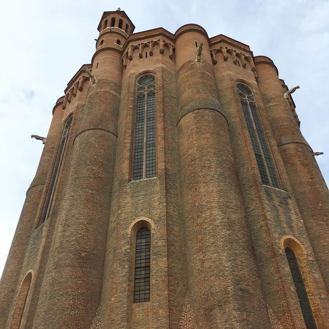 bon ponさんのインスタグラム写真 - (bon ponInstagram)「南フランス オクシタニー地方の旅🇫🇷 9月14日(土) 【サント・セシル大聖堂】 アルビジョワ十字軍に制圧されたのち1282年に着工。高さ40mの壁を持つ要塞のような外見を持っています。これは、カタリ派を容認した街であるアルビに対し、カトリックの権力と栄光を象徴する意味でいかめしいつくりになったといわれています。身廊の西側には巨大な「最後の審判」の壁画があります。身廊の東側に内陣との間の仕切り壁「ジュベ」があり、内陣では左右の司教聖歌隊席の上部に天使像が並んでいます。また、周歩廊に続く南北の扉から東側には聖人像が配されています⛪️ ＊ 金曜日の夕方の御ミサに与ることができました。大聖堂奥の小聖堂での御ミサでしたが、外国の地で御ミサに与れたことに感慨無量でした🙏 隣に座られていたご婦人に「どちらから？」と尋ねられ「JAPON」と応えると、ポケットから『不思議のメダイ』を出して私達にくださいました。見ず知らずの私達にこのようなご親切をいただいて胸が熱くなりました。そして自分も見習いたいなぁと思いました。 ・ 【マルシェ】 大聖堂の近くでは、マルシェが開催されていました。 道路沿いや、広い屋内のマルシェに様々なものが売られて、活気に溢れていました🥔🍅🥬🍞🥩🧀🍷 ・ @Tourisme_en_Occitanie ・ ・ #TourismeOccitanie #TourismeTarn #AlbiTourisme #フランス観光開発機構 #南フランス #オクシタニー地方 #アルビ #夫婦 #60代 #ファッション #コーディネート #リンクコーデ #夫婦コーデ #グレイヘア #白髪 #共白髪 #couple #over60 #fashion #coordinate #instafashion #instagramjapan #greyhair #bonpon511 ・ つづく」9月22日 17時12分 - bonpon511