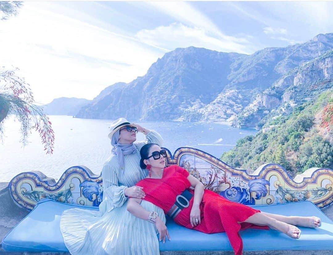 Syahriniさんのインスタグラム写真 - (SyahriniInstagram)「• Cinta Terbaik, My Lovely Sister ! @syh55  ___________\\\\\___________  #PrincesSyahrini #Positano_September2019 #Italy」9月22日 17時13分 - princessyahrini