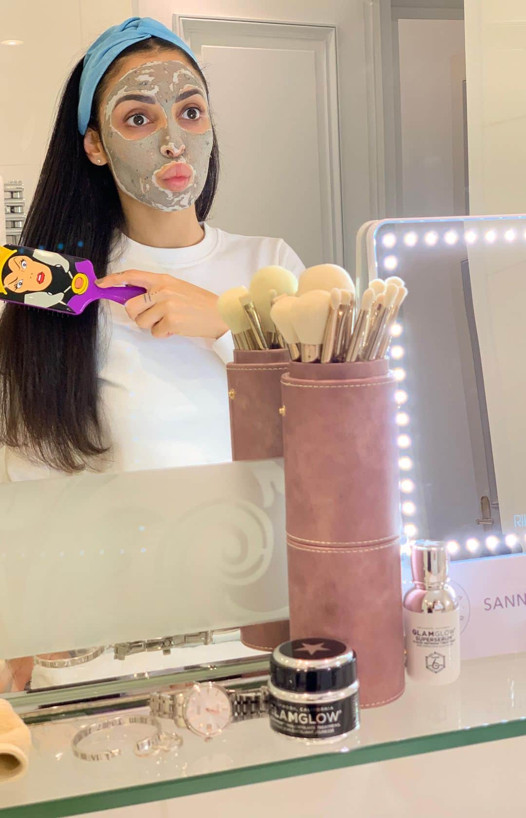 sananasのインスタグラム：「Good morning beautiful 💚 Quoi de prévu aujourd’hui ? Mon jour préféré pour m’occuper de moi c’est le dimanche ! Voilà une routine complète que j’adore avec des produits que je connais depuis des années pour certains 😍Mon coup de cœur de toujours c’est le masque YOUTHMUD qui est juste incroyable vous pouvez me croire ! J’ai toujours du stock, c’est mon masque préféré de tous les temps 👌🏻 C’est une routine parfaite que j’adore faire même avant mes make up pour bien preparer ma peau avant une occasion spéciale ou un event. Et vous c’est quoi votre produit chouchou chez @GlamglowFrance ? 😃 . .Soin Nettoyant GentleBubble @GlamglowFrance : http://bit.ly/30LnX1C .Masque Youthmud @GlamglowFrance : http://bit.ly/30BpAPj .Superserum @GlamglowFrance : http://bit.ly/30lyYKF .Crème lumineuse Glowstarter @GlamglowFrance : http://bit.ly/30b808A .Soin contour yeux Brighteyes @GlamglowFrance : http://bit.ly/30Bpc3j .Plumprageous @GlamglowFrance : http://bit.ly/30IZUA1 . #Glamglow #SkinCare #GlamGlowMask #GlamGlowYouthmud PS : Vidéo tournée au Plaza Athénée ✨」