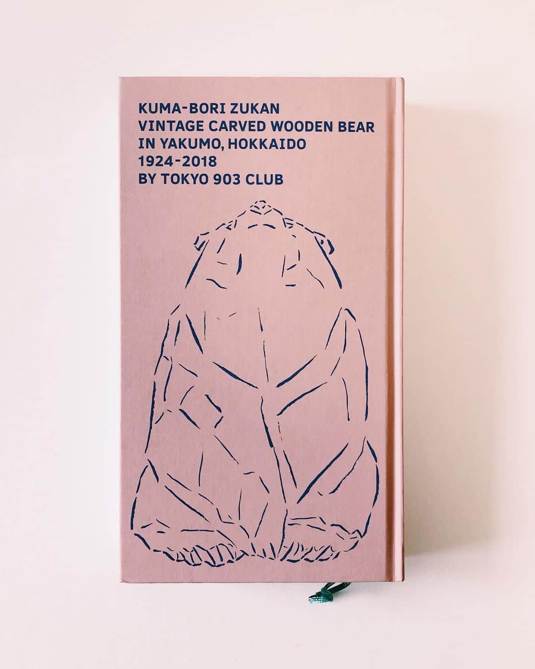 藤井祥子のインスタグラム：「. 熊彫図鑑🐻📖 ゆっくり読了。 木彫熊について勉強出来たのももちろんのことなのですが、熊彫作家の方々の生き方や人となり、その時代を共に生きた人々との交流を知れたことが熱くて嬉しかったです。  柴崎重行さんが円空と画家の熊谷守一さんと三人展をしていらっしゃったことや、六花亭でお馴染みの画家の坂本直之さんと交流があったことに驚き、(すごい時代…！) . 根本勲さんの奥様の青木巳桐さんが、根本さんにプロポーズされた時に恥ずかしそうに熊をプレゼントされた可愛らしいエピソードや、「熊って面白い。人間と同じ仕草をするんだよ」とよくおっしゃっていて、闘争的でないポーズの立ちながら手を合わせる熊が生まれたこと。 柴崎さんも人間なら誰しも抱えているような感情を熊で表していたり、 熊と人ってやっぱり色んな意味で近い生き物。と改めて。 動物のデッサン本で勉強してた時に、人間の子供と熊の子供は同じような座り方するとか、 熊の皮を剥いだら女性の裸のような姿が現れるとか、キャラクター化された熊を見て可愛いと思うのも、人間の子供に向ける可愛いと近いというし(この辺は中沢新一さんの「熊を夢見る」で書いてあった下りだったような)、熊と人の関係は知れば知るほど興味深いです。  そして鈴木吉次さんが70代で、農業を引退してから落ち込んでいる鈴木さんを元気づけようとしたお孫さんに勧められて作った熊が初めての作品というのにも、心が温かくなったり。  あまり書きすぎるとネタバレなのですが笑、 私はまだ全然目利きとか出来る訳ではないけれど、より熊たちに愛が湧きました。 @tokyo903 さん、素敵な本をありがとうございます。  東京でも熊彫教室あったら良いのになぁと更に気持ちが強くなりました笑 北海道横断の旅もしてみたいなあ🐄 . . (長文になってしまった…！)」
