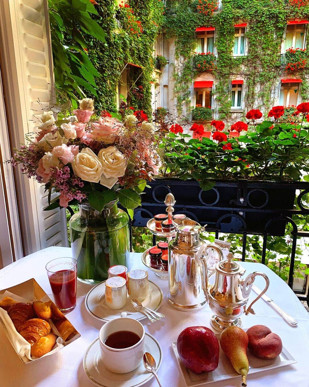 ヤナ・ルドコフスカヤさんのインスタグラム写真 - (ヤナ・ルドコフスカヤInstagram)「My beautiful breakfast in Paris 💚 #рубрикамоизавтраки」9月22日 17時22分 - rudkovskayaofficial