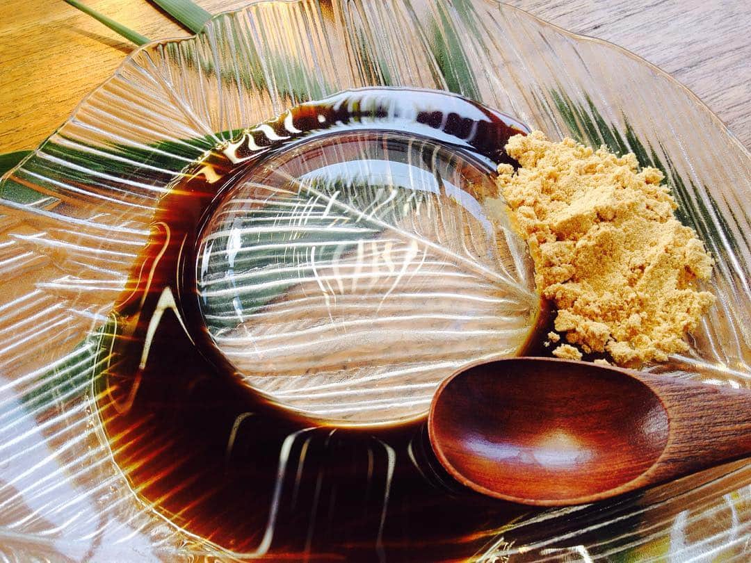 のインスタグラム：「Trust me!  Rain drop is the best choice for your weekend.. #toiro_wagashi #raindrops #yummy #delicious #jelly #agaragar #palmsugar #kinako #sweets #japanese #wagashi」