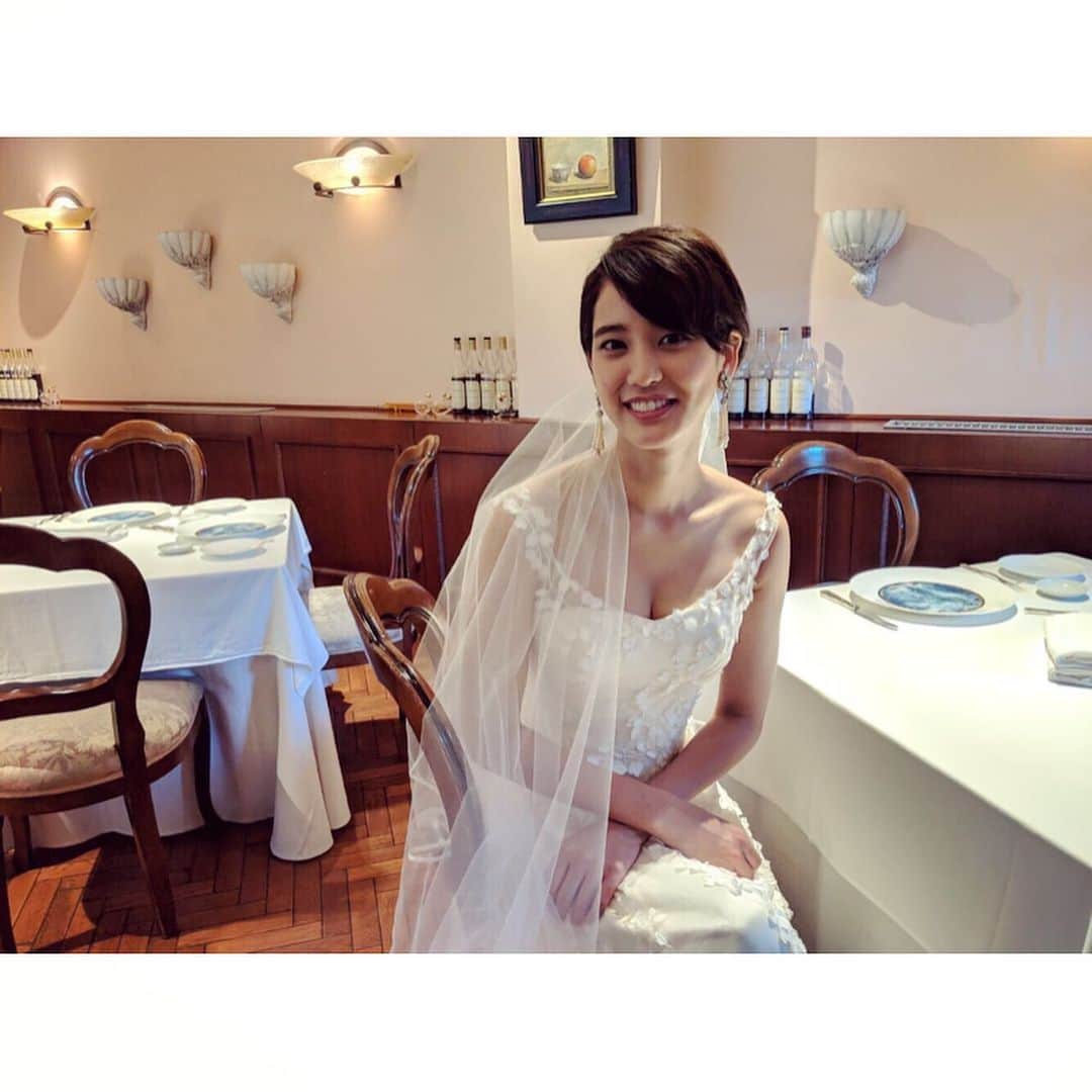 山崎紘菜さんのインスタグラム写真 - (山崎紘菜Instagram)「👰 雑誌『Wedding navi vol.9』 発売中です。 #沢山素敵なドレスを着させて頂きました #magazine #Weddingnavi #offshot」9月22日 17時24分 - hirona_yamazaki