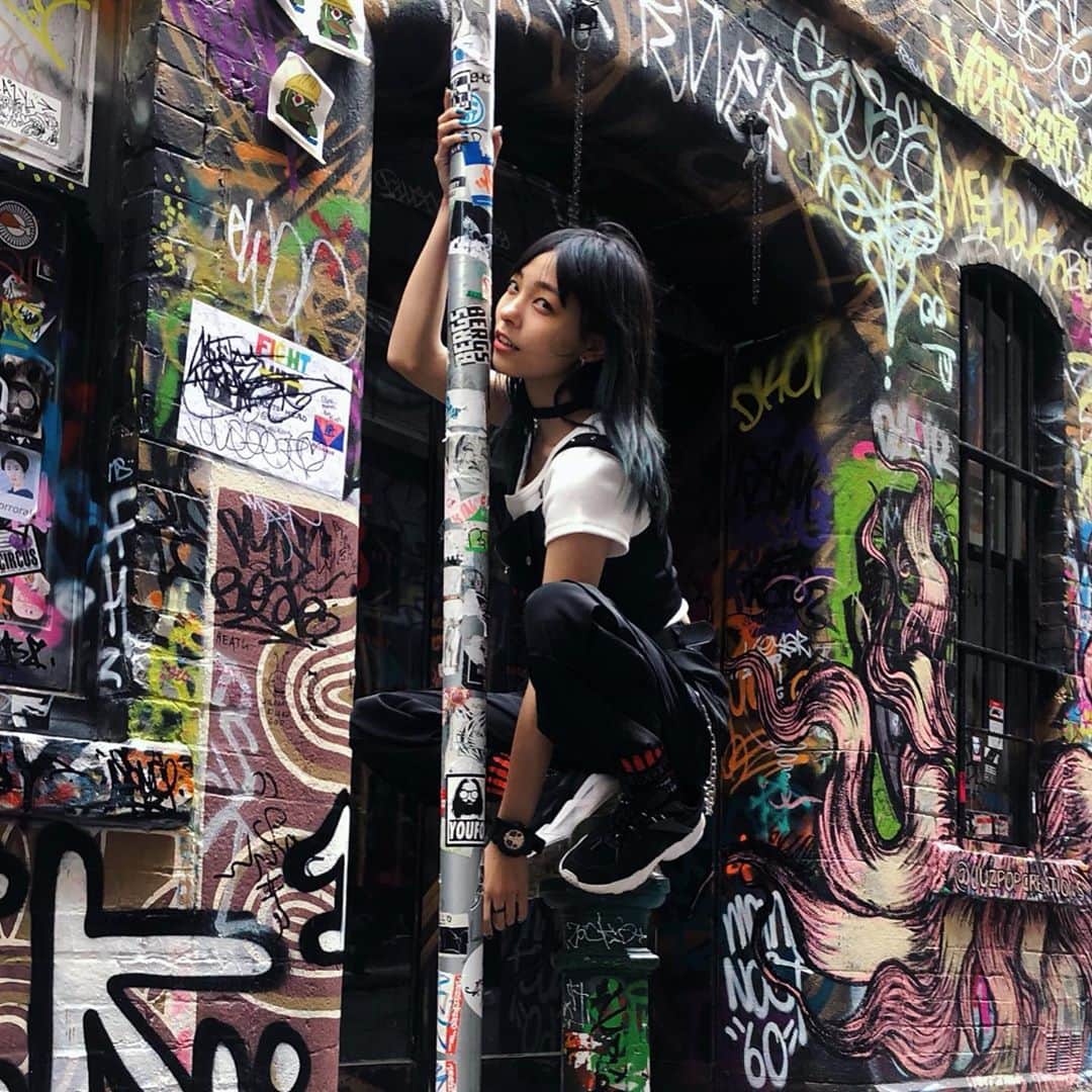 のインスタグラム：「STREET STYLE  #ootd #outfitoftheday #fashion #Australia #streetfashion #streetstyle #グラフィックが凄い #ストリートファッションが似合う道 #このグラフィックは全部国から依頼されて描いてるらしい #wow」