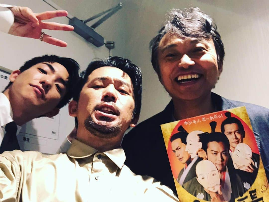 岡田義徳さんのインスタグラム写真 - (岡田義徳Instagram)「3人の信長 昨日、舞台挨拶させて頂きました。 沢山の方に来て頂いて本当幸せでした！ 皆さまのお陰で作品が歩いて行きます、よろしくお願い致します。  #3人信長#渡辺啓#坂東希#市原隼人#TAKAHIRO#岡田義徳#相島一之、#前田公輝#舞台挨拶#皆様のおかげです。#感謝」9月22日 17時25分 - yoshinori_okada_44