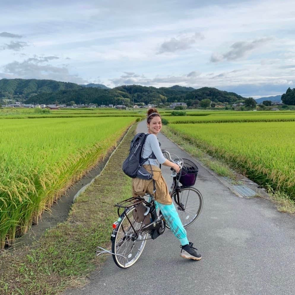 仲川希良さんのインスタグラム写真 - (仲川希良Instagram)「山々に囲まれた明日香の地で 時空を超えた風に包まれております！ ・ ここ数年、奈良に行きたい行きたいという気持ちが募っていたので 本当に幸せ！ ・ ・ 明日から2日続けて NHK BS「にっぽんトレッキング100」の再放送があります♩ ・ ▲9/23(月) 6:00〜6:30 春の紅葉！豪快な滝！大杉谷 ・ ▲9/24(火)　6:00〜6:30 千年の道を踏みしめる～熊野古道・伊勢路～ ・ ・ 今朝、橿原神宮前の駅で だいぶ前に一度歩いた大台ヶ原のポスターを見かけました 地図を眺めながら今いる所と大台ヶ原の位置関係を調べて 大台ヶ原と大杉谷は繋がってるんだよなぁと思い出し さらに熊野の位置まで確認して 紀伊半島の脳内旅行を楽しみました ・ 自分で歩いたことのある土地が増えれば増えるほど 自由で軽やかな気持ちが心に広がる気がします ・ 再放送ぜひご覧になって、一緒に旅気分を味わっていただけたら嬉しいです☺️ ・ ・ #⛰ #山 #山旅 #ハイキング #サイクリング #奈良 #明日香村」9月22日 17時36分 - kiranakagawa