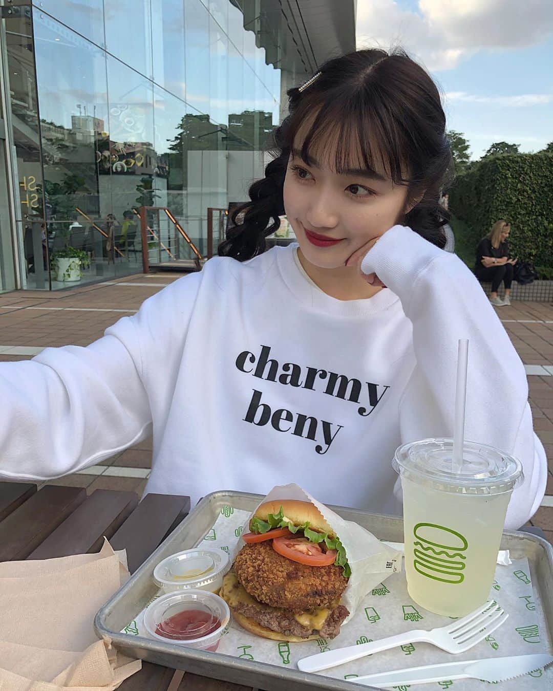 河﨑莉奈さんのインスタグラム写真 - (河﨑莉奈Instagram)「배고파... 🍔🍋🥤 @charmybeny_official」9月22日 17時29分 - rinya5588