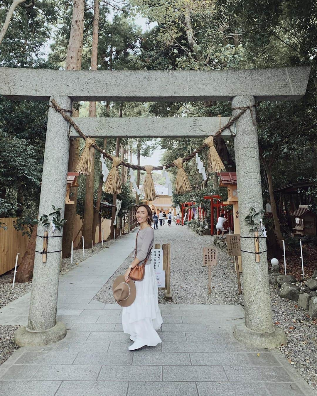 里見茜さんのインスタグラム写真 - (里見茜Instagram)「女性の願いを一つ叶えてくれると 言われている神明神社の石神さんに 参拝してきました⛩ お願い事が叶ったらお礼参りをして また次のお願いごとができるんだって。 この夢が叶ったらまたすぐ来ます🙏✨ 女性には最高の #パワースポット だね♡ #神明神社#三重県#石神さん#願い#海女」9月22日 17時31分 - satomiakane