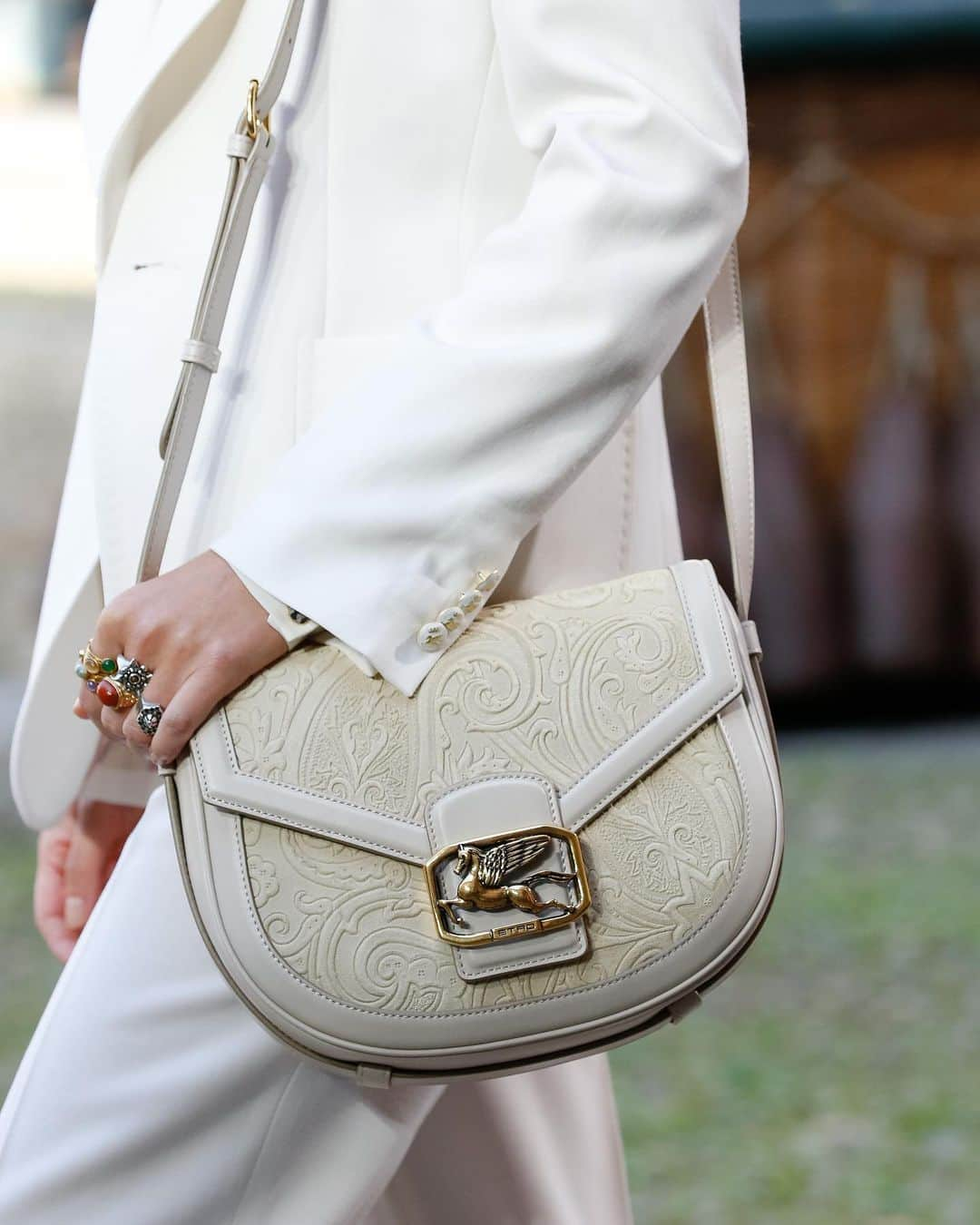 エトロさんのインスタグラム写真 - (エトロInstagram)「POSH PIRATES AND ARISTO GROUPIES  The iconic #PegasoBag in a new sophisticated version for the #Etro Spring Summer 2020 collection: white Paisley and suede.  #EtroSS20 #MFW」9月22日 17時31分 - etro