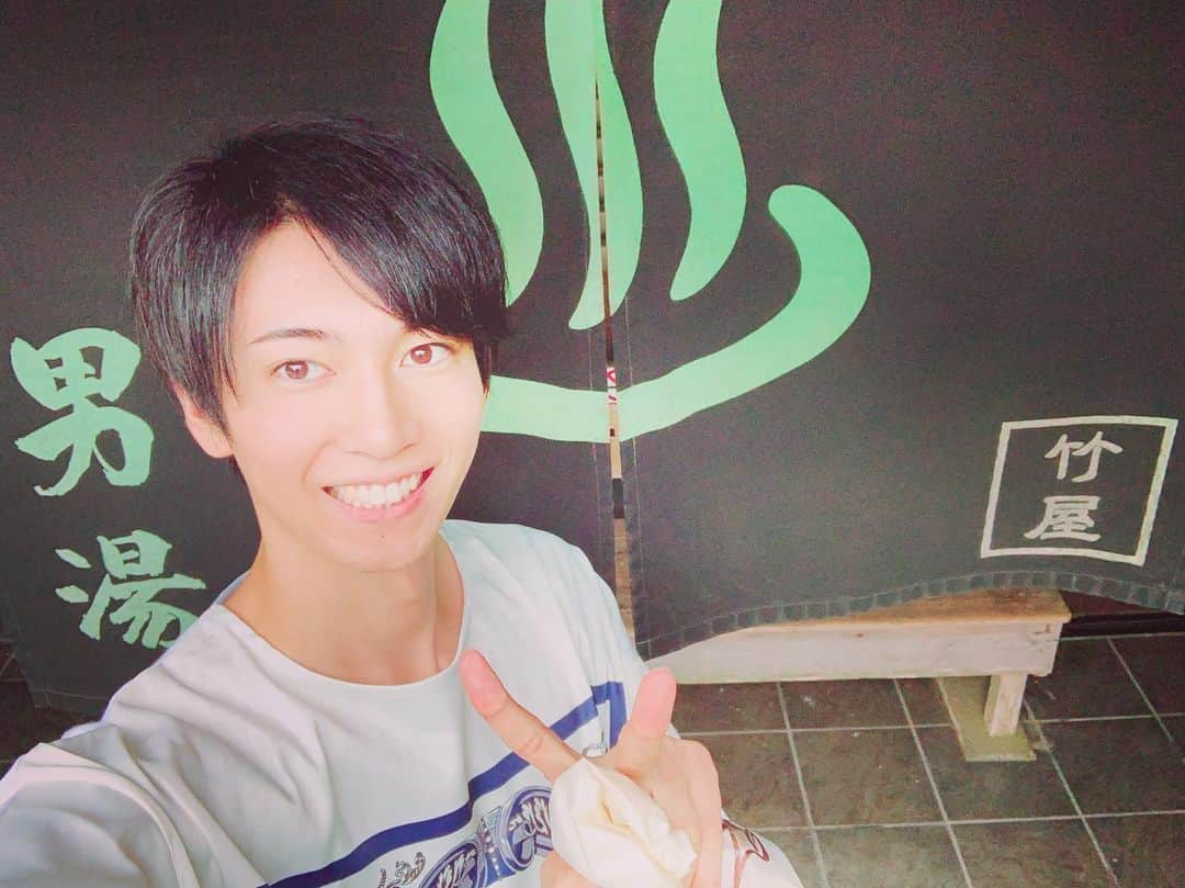 鮎川太陽のインスタグラム：「風呂入って相撲を見る毎日 おかげで覚えたよ。笑笑  #i♡風呂 #i♡相撲 #男風呂 #女風呂 #少年 #綱引 #西郷隆盛 #台風気をつけてください」