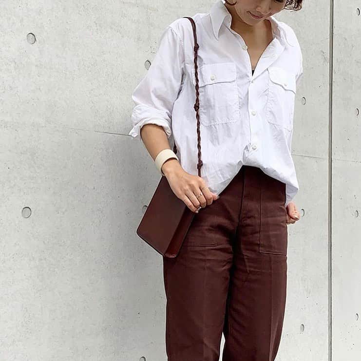 Locariのインスタグラム：「コーデにブラウンを取り入れて秋らしいスタイルに🌾 白×ブラウン＝洗練度アップ⭐️ ぜひ、 @hii.muu  さんのインスタを参考にしてみてください😘💓 . . .  #コーデ #今日のコーデ #コーディネート #ファッションコーデ #ママコーデ #プチプラコーデ #シンプルコーデ #秋コーデ #カジュアルコーデ #大人コーデ #アラフォーコーデ #きれいめコーデ #アラサーコーデ #今日のコーディネート」