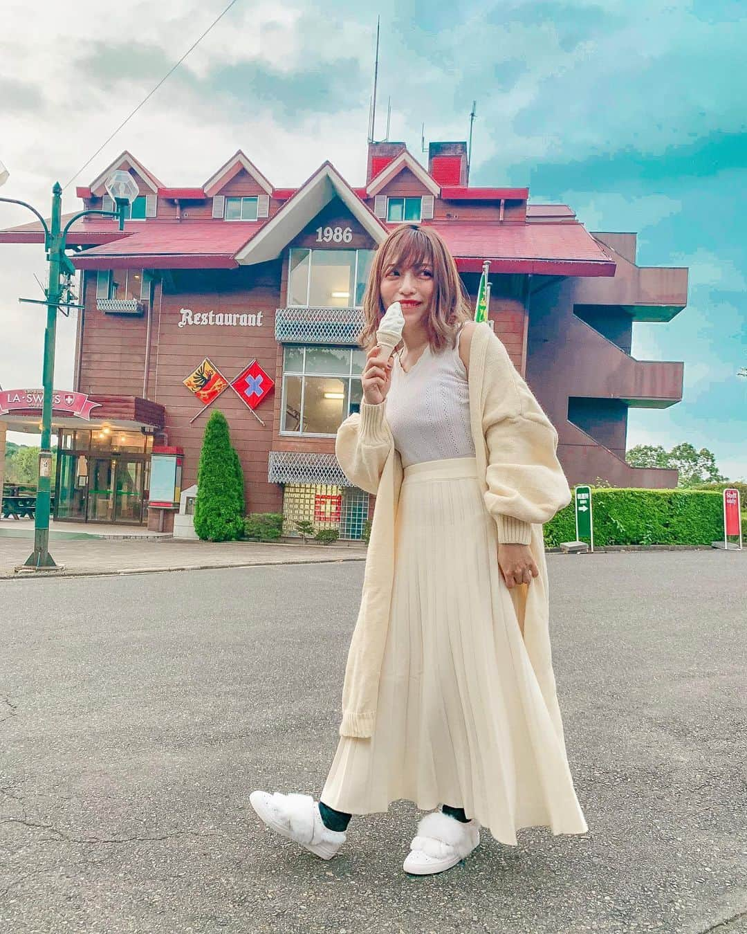 和希詩織さんのインスタグラム写真 - (和希詩織Instagram)「👗#ootd #fashion#knit#onetone #fifthtl . . . 栃木まで#おでかけ した時秋服😋 155cmワントーンコーデ🙆‍♀️👗 . . . 夏からつづくマイブームホワイトコーデ😚素材違いを組み合わせたり 楽しくてシンプルでテンション上がる🤭❤️ . . . ニットマキシガウンとトップスとニットプリーツスカートすべて❤︎( @fifth_store ) 👆今40%OFFになるよ🙆‍♀️❤️ . . . プリーツニットスカート🧶めちゃ可愛いし合わせやすくてプリーツなとこが#レイヤード なコーデも組めそう👏 . . . 町にも大自然にも映えるワントーンコーデ秋冬もハマりそう😋 . . . 靴はスニーカーにラビットファーが付いてるのこれはサンプルセールで一目惚れした👟 . . . . . . #フィフス#fifth#プリーツニットスカート#ボリュームスリーブマキシガウン#ロングスカート#カーディガン#アウター#プリーツ#低身長コーデ#スカートコーデ#秋アウター#155cm#アイスクリーム#ジャージー牛乳#トレンド」9月22日 17時34分 - kazukishiori