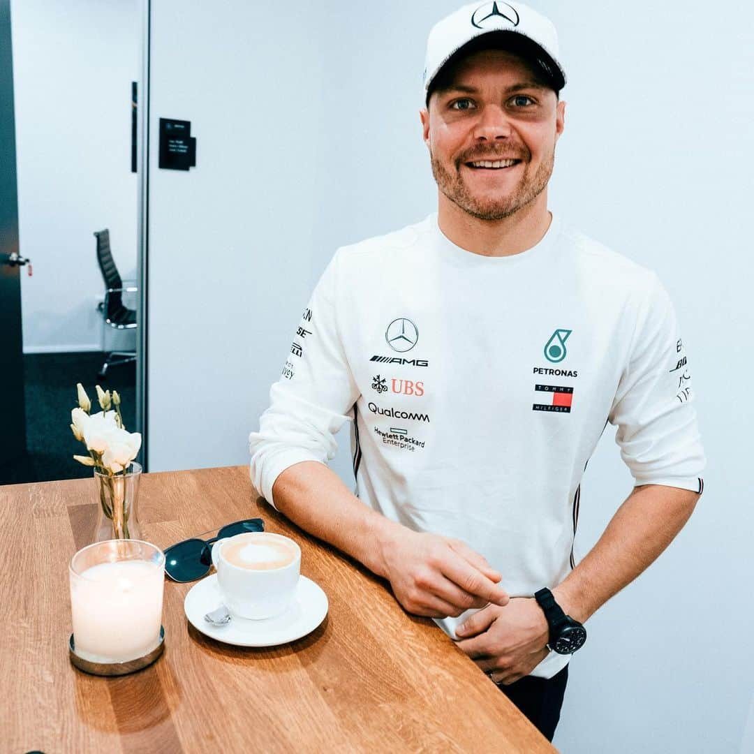 MERCEDES AMG PETRONASさんのインスタグラム写真 - (MERCEDES AMG PETRONASInstagram)「🧔🏼+☕️= 🔥🔥🔥 @valtteribottas is race day ready! Are you? 👊 • #MercedesAMGF1 #MercedesAMG #F1 #PETRONASmotorsports #VB77 #SingaporeGP #F1NightRace #MorningCoffee」9月22日 17時35分 - mercedesamgf1