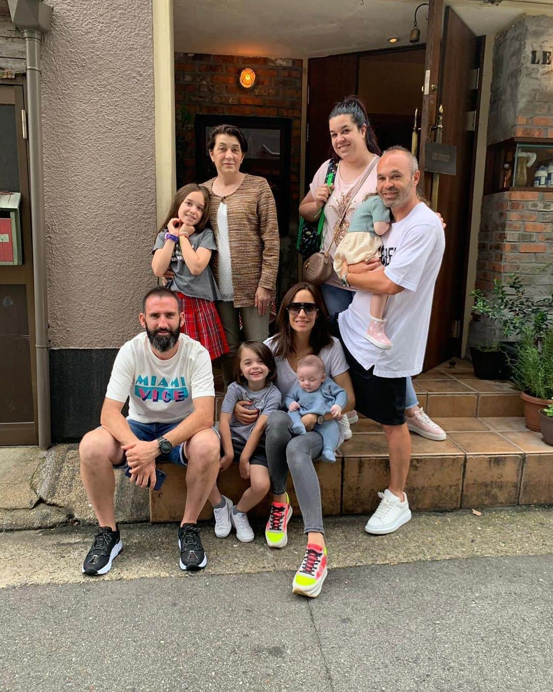 アンドレス・イニエスタさんのインスタグラム写真 - (アンドレス・イニエスタInstagram)「Family time ❤️🇯🇵 @annaortiz34 @mbinlu_86」9月22日 17時44分 - andresiniesta8