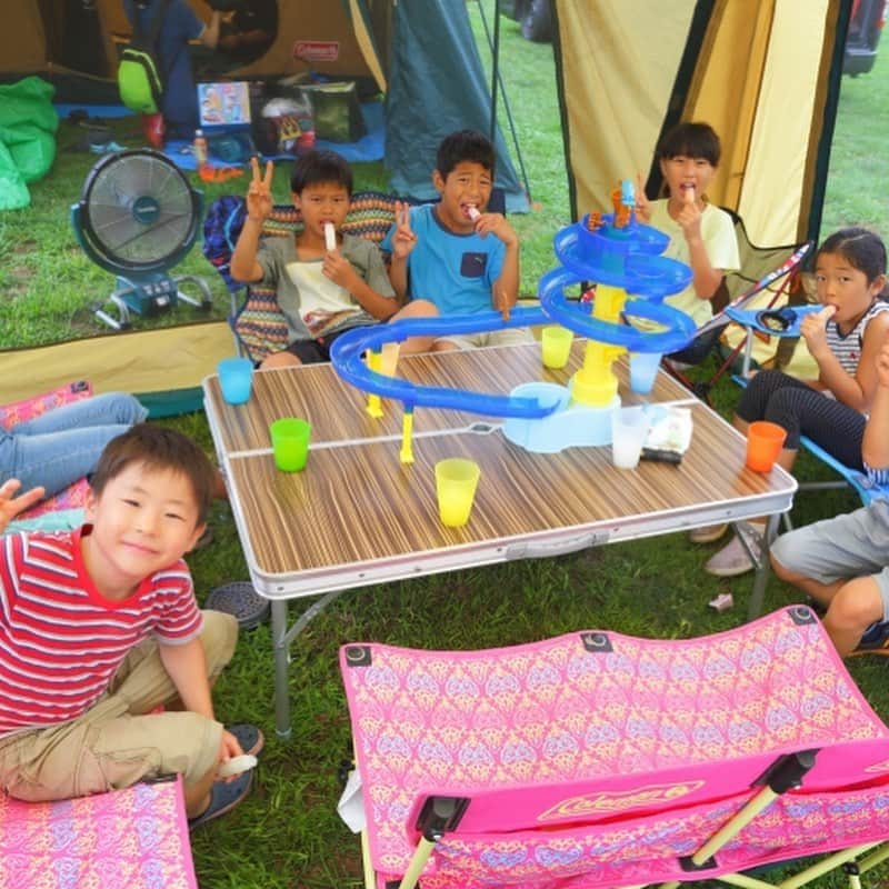 キャンプ情報サイト［ランタン］さんのインスタグラム写真 - (キャンプ情報サイト［ランタン］Instagram)「CAMP SMILE STYLE ／ ご近所3家族で楽しむグループキャンプ。 コールマンファンチェアダブルがちょうどいい！ ＼ いろんなキャンパーのキャンプスタイルを現地取材と一般キャンパーからの投稿で数多く掲載してます。 . . 詳しくは @lantern.camp  webサイトをご覧ください . . #camp #camping #outdoor #travel #trip #lantern_smile #nature #キャンプ #キャンプ用品 #アウトドア #テント #自然 #旅行 #キャンプ初心者  #キャンプ好きな人と繋がりたい #成田ゆめ牧場ファミリーオートキャンプ場 #コールマン #ラウンドスクリーン2ルームハウス #タフスクリーンタープ #ファミリーキャンプ #ファミキャン #geertop #northeagle」9月22日 17時53分 - lantern.camp