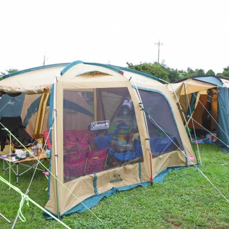キャンプ情報サイト［ランタン］さんのインスタグラム写真 - (キャンプ情報サイト［ランタン］Instagram)「CAMP SMILE STYLE ／ ご近所3家族で楽しむグループキャンプ。 コールマンファンチェアダブルがちょうどいい！ ＼ いろんなキャンパーのキャンプスタイルを現地取材と一般キャンパーからの投稿で数多く掲載してます。 . . 詳しくは @lantern.camp  webサイトをご覧ください . . #camp #camping #outdoor #travel #trip #lantern_smile #nature #キャンプ #キャンプ用品 #アウトドア #テント #自然 #旅行 #キャンプ初心者  #キャンプ好きな人と繋がりたい #成田ゆめ牧場ファミリーオートキャンプ場 #コールマン #ラウンドスクリーン2ルームハウス #タフスクリーンタープ #ファミリーキャンプ #ファミキャン #geertop #northeagle」9月22日 17時53分 - lantern.camp