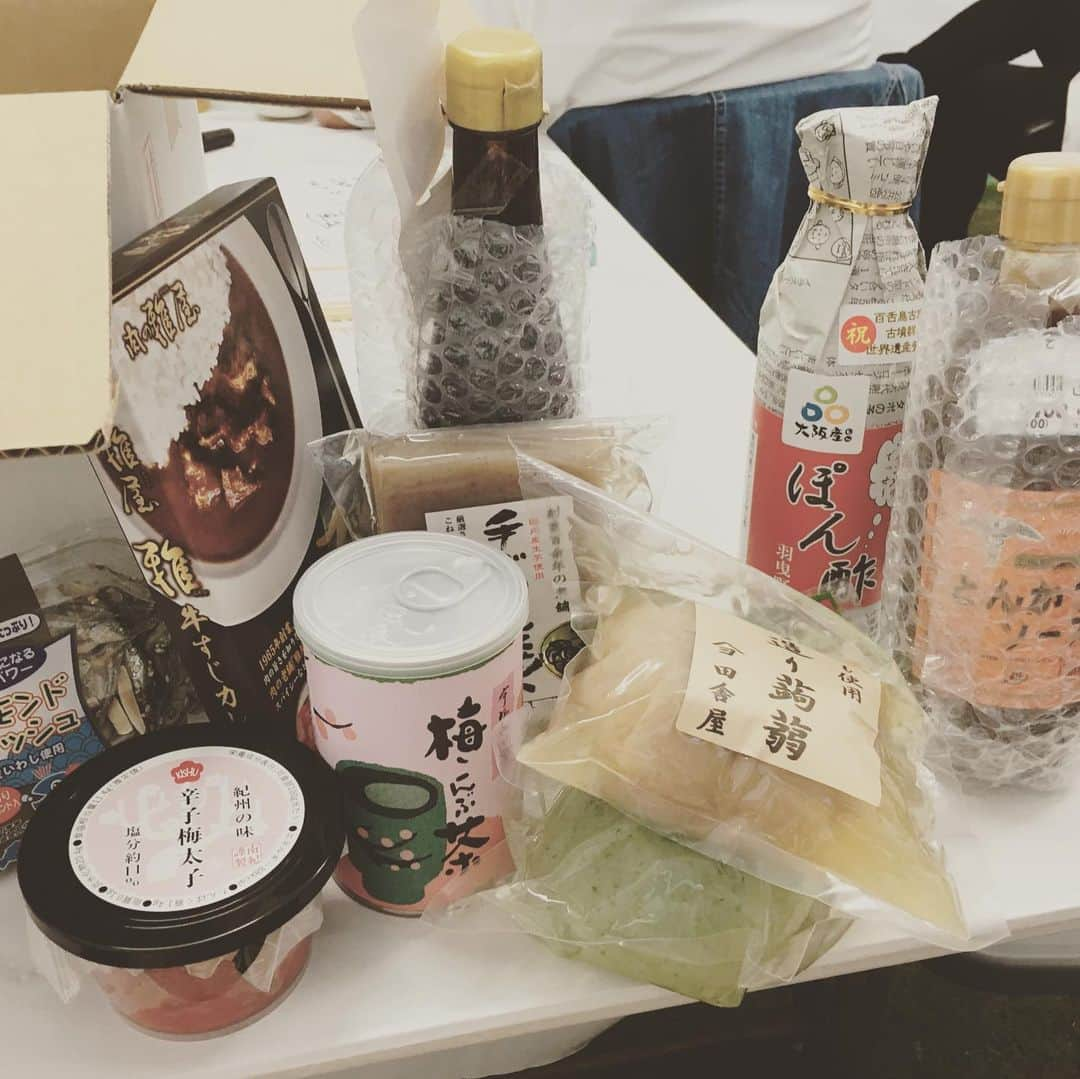 新山士彦さんのインスタグラム写真 - (新山士彦Instagram)「天王寺のてんしばでラグビーイベントの合間、チェリー大作戦かまたと顔入れるやつに顔入れずに写真をパシャり。空き時間に天王寺動物園行こうかと思ったのですが閉園してて、それではと大阪市立美術館に行ったら閉館してたので、てんしばの隣にあるyottetteという産地直送スーパーへ行き、梅昆布茶と、羽曳野のポン酢、松本家の休日で取り上げられてたヘルメスのとんかつソース、辛子梅太子、谷町のポン酢、アーモンドフィッシュ、美味しそうなレトルトカレー、手ごねこんにゃく3買いました。そのあと、美味しそうなメンチカツ屋さんに行ったのですが、閉まってました。」9月22日 17時46分 - sayaka_no_niiyan