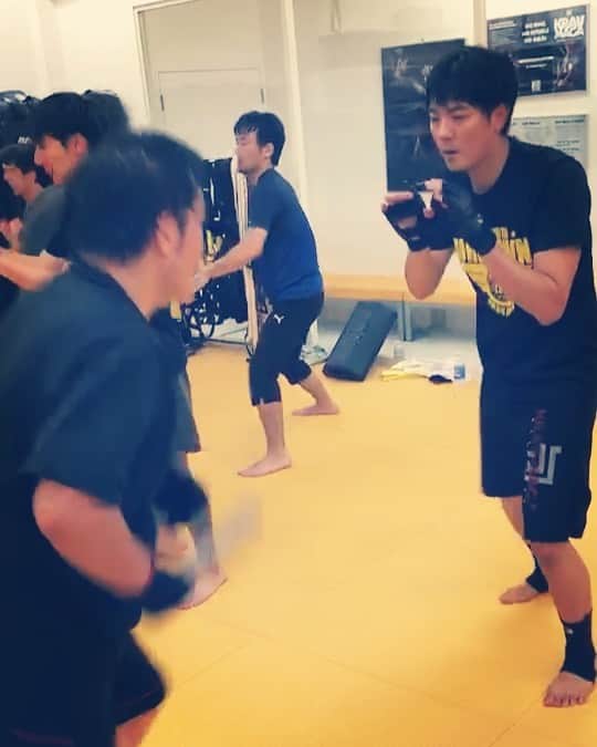 長田成哉のインスタグラム：「3週間ぶりくらいにクラヴマガ。 ナイフディフェンスで腕の骨が痛い🦴 #gym ＃workout ＃kravmaga」