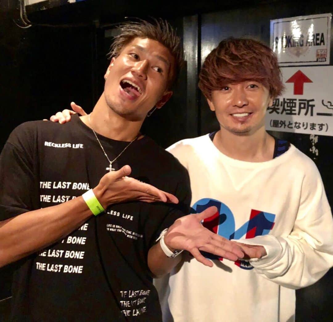 のインスタグラム：「渋谷レゲエ祭行ってきた〜🇯🇲 ・ 大好きな先輩SHOCK兄さん😄✨ ・ みんな待ち受けにして笑📱 ・ 寿君、TAK-Z君お疲れ様でした〜✨ ・ @shockeye_official @kotobuki_kun_1048  @tak_z #渋谷レゲエ祭  #レゲエ #reggae #湘南乃風」