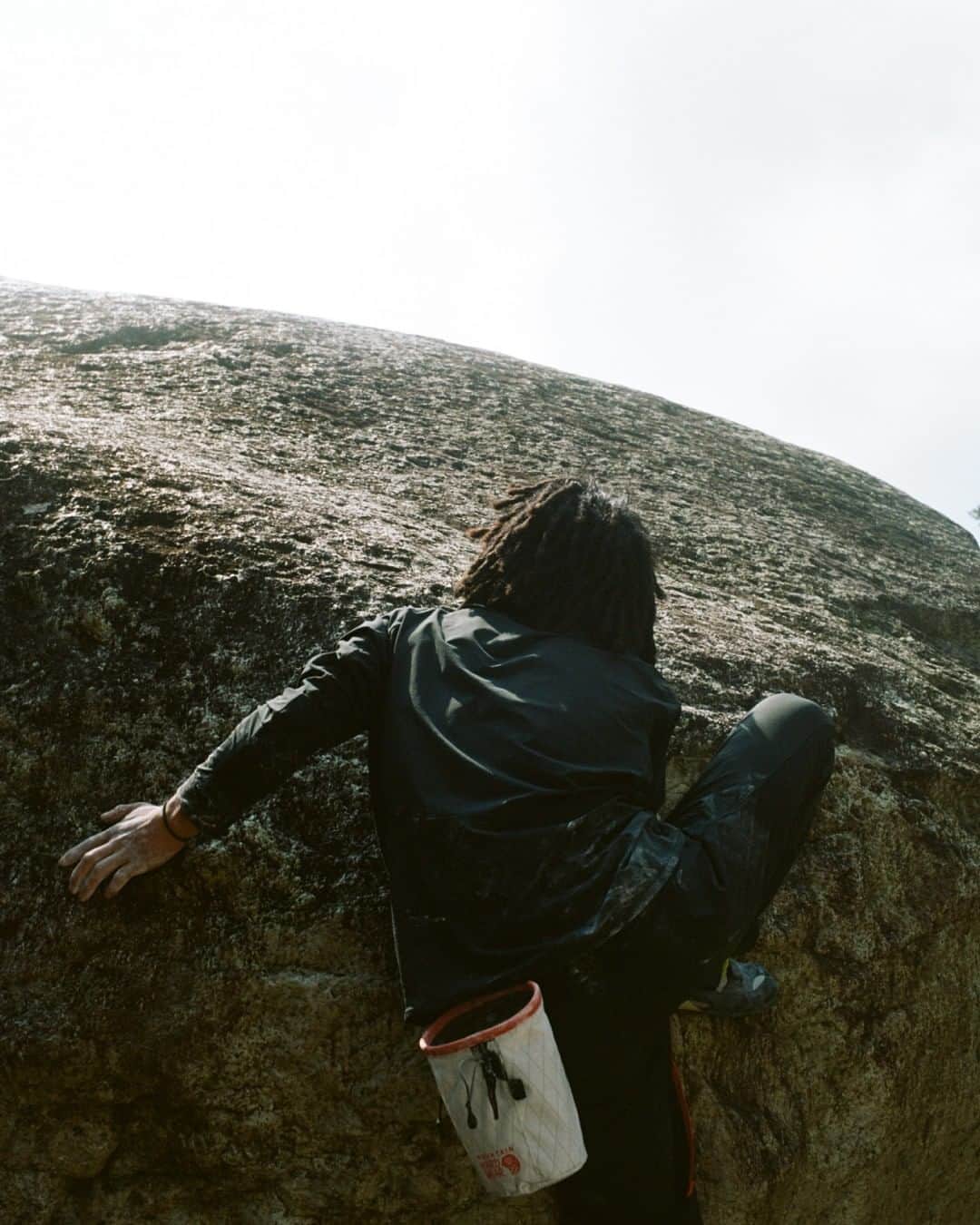 のインスタグラム：「CLIMB IN, HEART OUT.  岩に対峙する耐久性とストレッチ性を備えたトップスとパンツ  Tops　 Chockstone Hybrid Crew ¥12,000+TAX Pants　 Chockstone Pull On Pant ¥15,000+TAX  #mountainhardwear #マウンテンハードウェア #climbing #bouldering #クライミング #ボルダリング #新作 #アウター #OM8048 3 #OM8124」