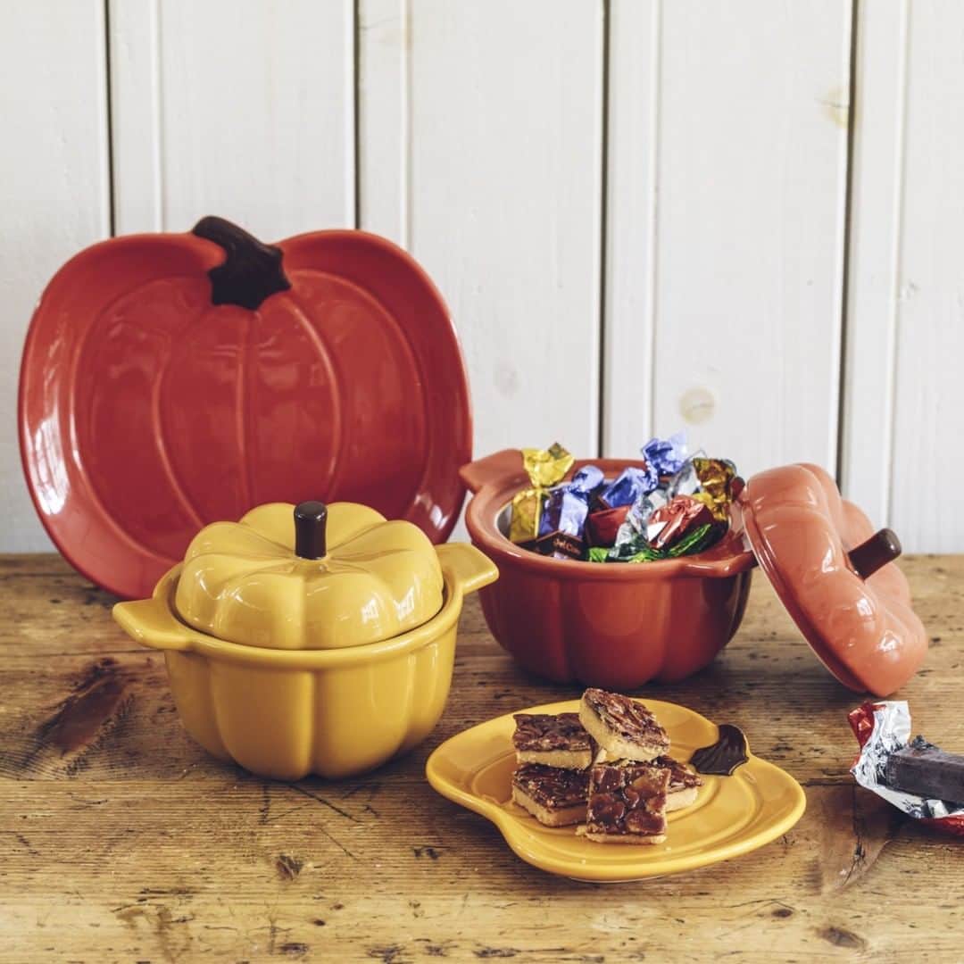 スタディオクリップさんのインスタグラム写真 - (スタディオクリップInstagram)「【秋の食卓もハロウィン仕様にチェンジ！】 かぼちゃのポットにプレートetc.。ハロウィンを盛り上げてくれる、かわいいテーブルウェアが届きました。かぼちゃのポットは、キャンディのお菓子を入れて飾るのはもちろん、電子レンジやオーブンにも対応しているので、グラタンなどのお料理にも活躍します！ . カボチャポット（品番#847411）¥1,300＋税  カボチャプレート　S（品番#844388）¥600＋税  カボチャプレート　M（品番#844389）¥1,000＋税 . #studioclip#dailycoordinate#ootd#style#fashion#dotstlook#スタディオクリップ#クリップコーデ#テーブルウェア#ハロウィン#カボチャ#ポット#プレート#スタジオクリップ#スタジオじゃないよスタディオだよ」9月22日 18時00分 - studioclip