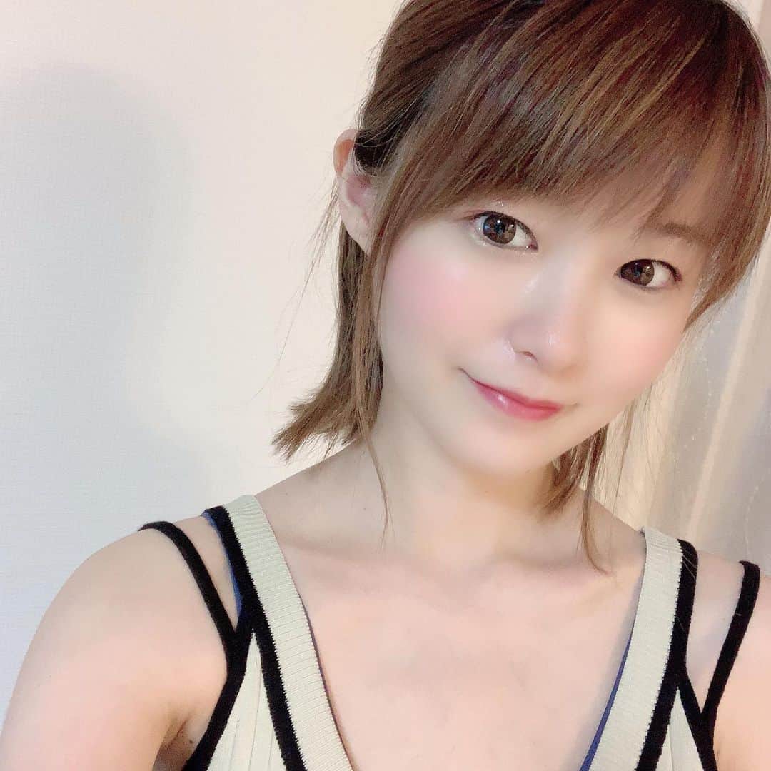 しほの涼のインスタグラム：「産まれてから一切運動をしてなかった私🙅‍♀️💦 おっぱいあげてる事で随分と元の体型に戻ってきました‼️ 悪阻で減った体重から数えると18kg太った私😂😂なので、お腹がぽっこり😭😭 これは腹筋とかしなきゃですね😢 めんどくさーい😂笑 #授乳 #産後太り #ご飯食べる暇がない なのに #何故痩せないのか」