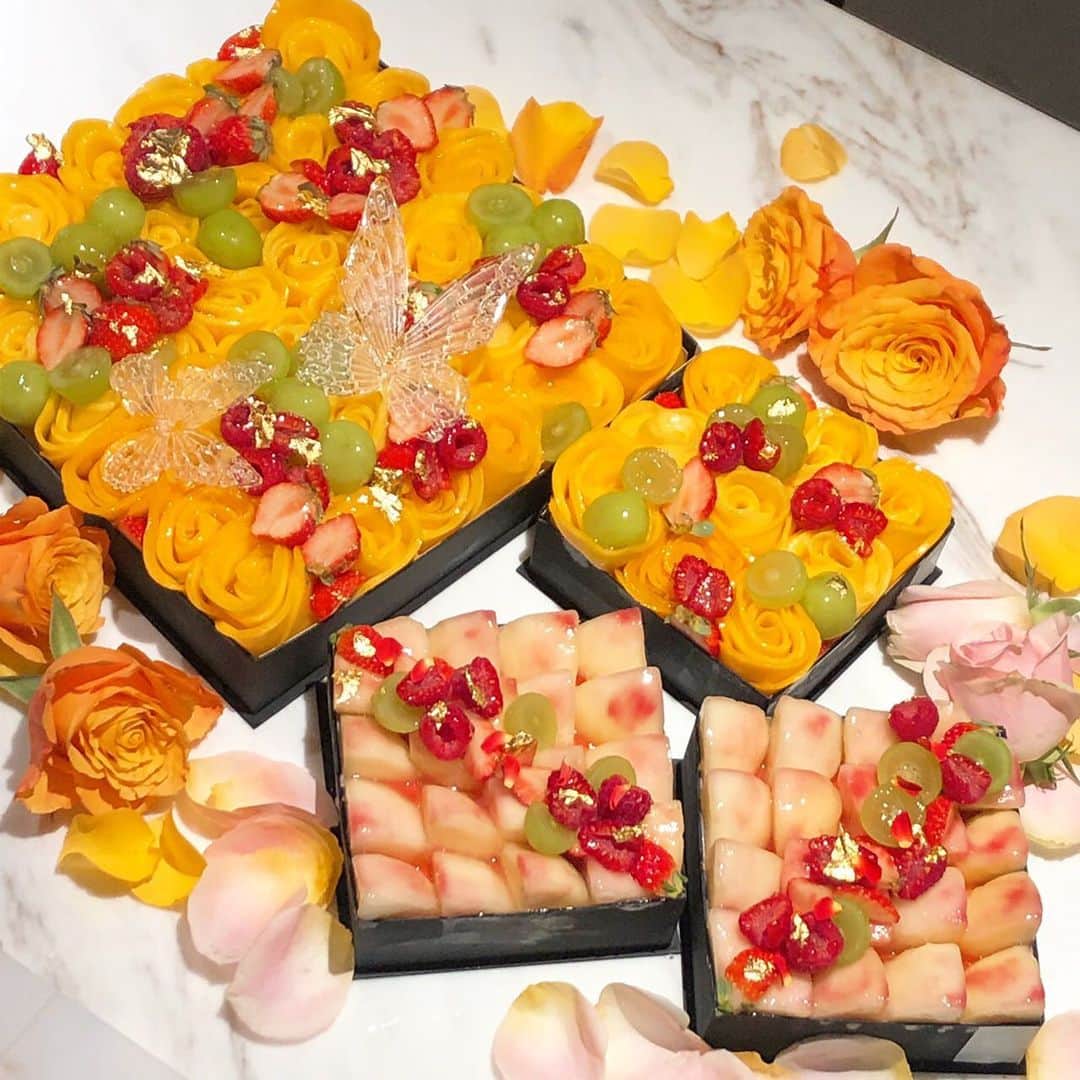 竹内渉さんのインスタグラム写真 - (竹内渉Instagram)「念願の @natsuko.ete のケーキ🥰❣️ 去年のクリスマスにストロベリーをいただいてから2回目の #eteのケーキ 🥰✨ みんなに便乗させてもらい、今回私は桃のケーキ注文させてもらったよ🥺🍑 食べるの勿体ない😭💖 美味しくいただきます🙇‍♀️💕」9月22日 18時10分 - ayumu_takeuchi