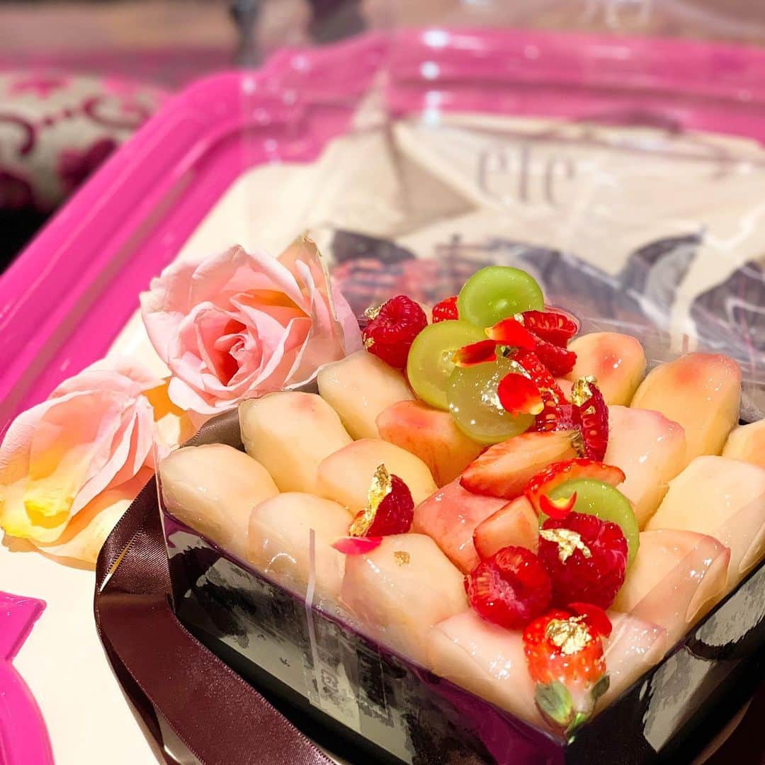 竹内渉さんのインスタグラム写真 - (竹内渉Instagram)「念願の @natsuko.ete のケーキ🥰❣️ 去年のクリスマスにストロベリーをいただいてから2回目の #eteのケーキ 🥰✨ みんなに便乗させてもらい、今回私は桃のケーキ注文させてもらったよ🥺🍑 食べるの勿体ない😭💖 美味しくいただきます🙇‍♀️💕」9月22日 18時10分 - ayumu_takeuchi