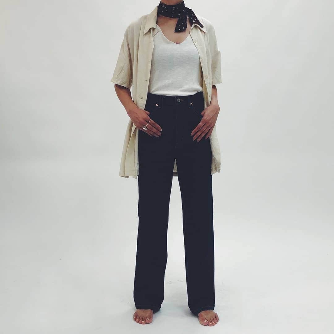 Moname Official Instagramさんのインスタグラム写真 - (Moname Official InstagramInstagram)「． 腰周りスッキリ、女性らしく穿ける ストレートモデルのフレンチデニム。 太すぎず細すぎず、バランスがとれた 14ozのシボ感の表情のあるデニムです。 フラットなステッチ使いやディティールが、 クールな大人顔のジーンズに仕上がりました。 . Straight No.41193007 Color. RIN ¥15,000 +tax . height 163cm #moname #モナーム #moname_code #19AW #デニムコーデ #denim #jeans #ootd #デニム #モテデニム #デニム女子 #パンツ #カジュアルコーデ #シンプルコーデ #着回しコーデ #今日のコーデ #ママコーデ #ママファッション #おちびコーデ #着画 #ラフコーデ #きれいめコーデ #ワイドパンツ #秋コーデ #高見えコーデ #着回し #160cm #パリジェンヌ #パリジャン #大人女子」9月22日 18時11分 - moname.official