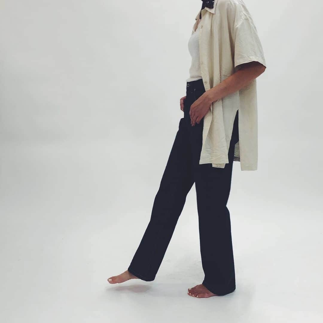 Moname Official Instagramさんのインスタグラム写真 - (Moname Official InstagramInstagram)「． 腰周りスッキリ、女性らしく穿ける ストレートモデルのフレンチデニム。 太すぎず細すぎず、バランスがとれた 14ozのシボ感の表情のあるデニムです。 フラットなステッチ使いやディティールが、 クールな大人顔のジーンズに仕上がりました。 . Straight No.41193007 Color. RIN ¥15,000 +tax . height 163cm #moname #モナーム #moname_code #19AW #デニムコーデ #denim #jeans #ootd #デニム #モテデニム #デニム女子 #パンツ #カジュアルコーデ #シンプルコーデ #着回しコーデ #今日のコーデ #ママコーデ #ママファッション #おちびコーデ #着画 #ラフコーデ #きれいめコーデ #ワイドパンツ #秋コーデ #高見えコーデ #着回し #160cm #パリジェンヌ #パリジャン #大人女子」9月22日 18時11分 - moname.official
