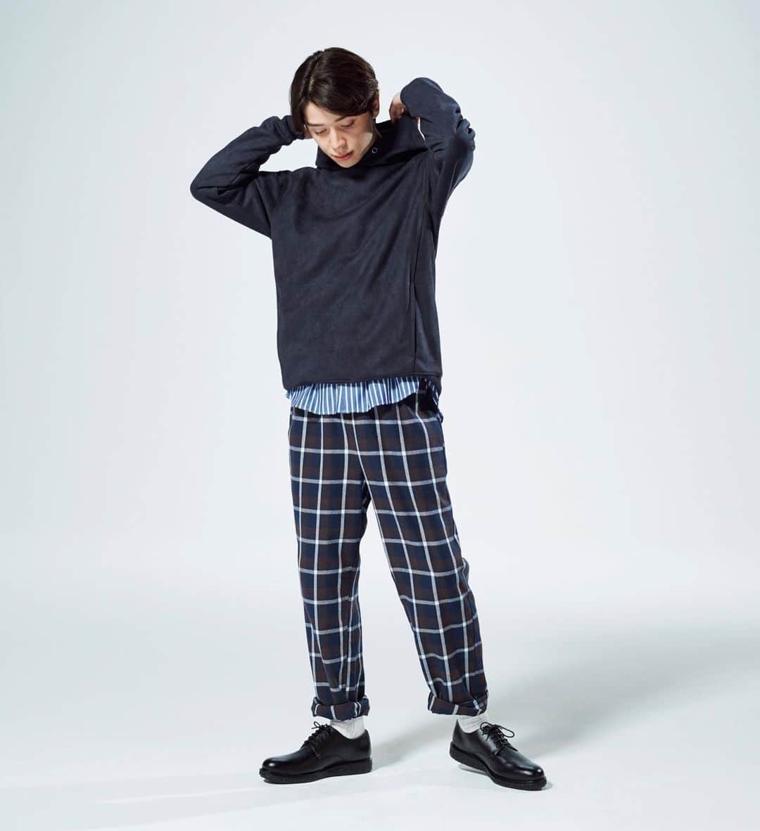 LAKOLE / ラコレさんのインスタグラム写真 - (LAKOLE / ラコレInstagram)「#LAKOLE_MENS﻿ ﻿ − MENS LOOK −﻿ 人気のフェイクスエードパーカーを主役に、2種類の柄を合わせた柄×柄コーデ。﻿ 合わせづらい柄同士もワントーンでまとめると、すっきりとしたまとまりのあるコーディネートになります。﻿ ﻿ その他秋のスタイリングを公開中！﻿ 特設ページは、アカウントTOPのURLからCHECK>> @lakole_official ﻿ ﻿ ﻿ #LAKOLE #ラコレ #lifefunction #ライフファンクション#アレもコレもラクに #coordinate #foodie #パーカー #ワントーンコーデ #秋コーデ #きれいめカジュアル #スエードパーカー #ストライプシャツ #チェックパンツ #mens」9月22日 18時04分 - lakole_official