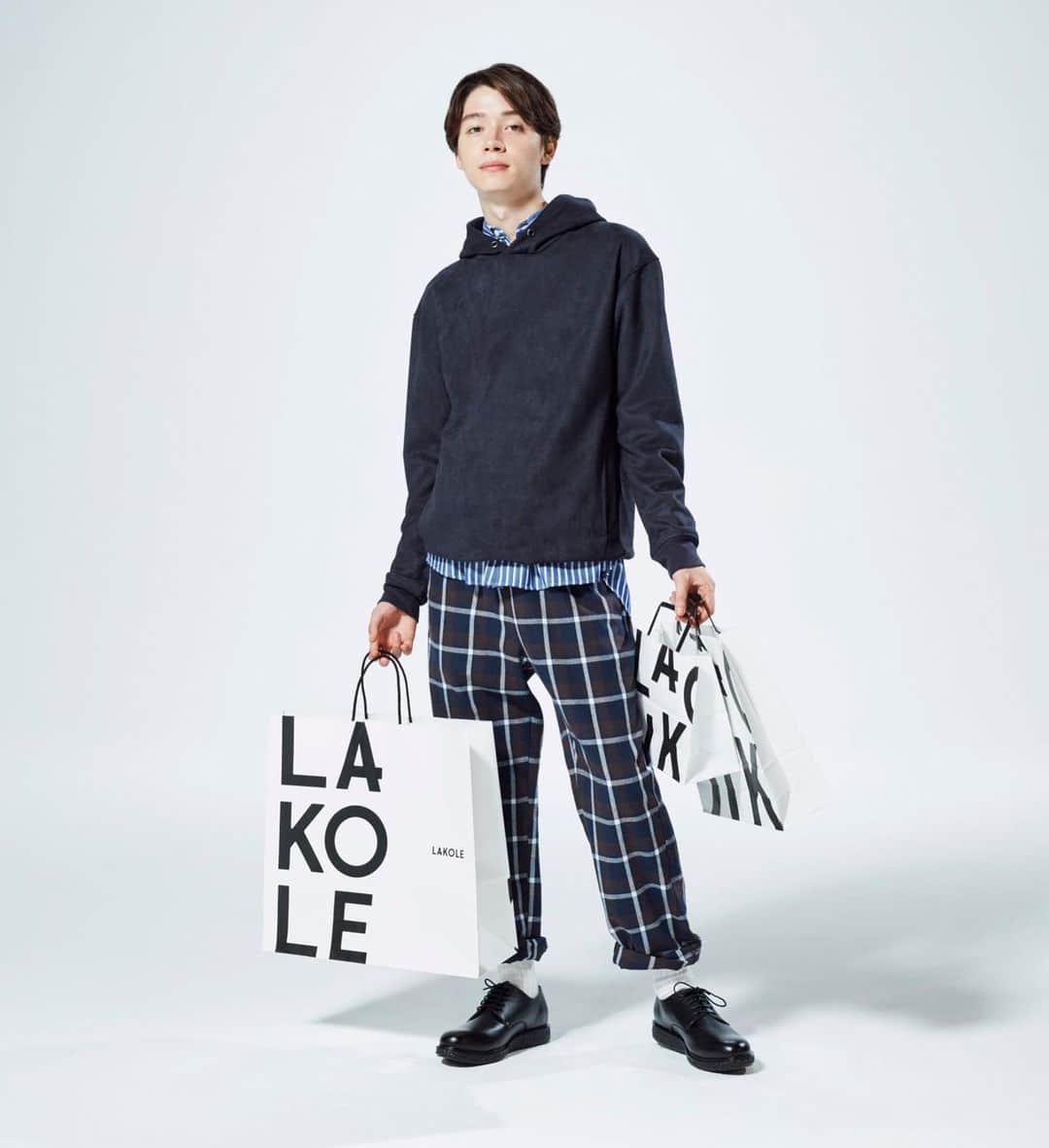 LAKOLE / ラコレさんのインスタグラム写真 - (LAKOLE / ラコレInstagram)「#LAKOLE_MENS﻿ ﻿ − MENS LOOK −﻿ 人気のフェイクスエードパーカーを主役に、2種類の柄を合わせた柄×柄コーデ。﻿ 合わせづらい柄同士もワントーンでまとめると、すっきりとしたまとまりのあるコーディネートになります。﻿ ﻿ その他秋のスタイリングを公開中！﻿ 特設ページは、アカウントTOPのURLからCHECK>> @lakole_official ﻿ ﻿ ﻿ #LAKOLE #ラコレ #lifefunction #ライフファンクション#アレもコレもラクに #coordinate #foodie #パーカー #ワントーンコーデ #秋コーデ #きれいめカジュアル #スエードパーカー #ストライプシャツ #チェックパンツ #mens」9月22日 18時04分 - lakole_official