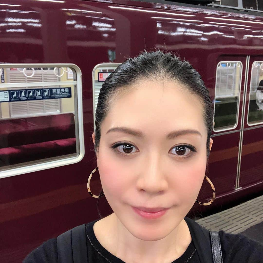 悠未ひろさんのインスタグラム写真 - (悠未ひろInstagram)「阪急電車 東京でたっくさん電車に乗るけれど、阪急電車が好き☺️ このえんじ色と抹茶色みたいな座席と、クラシカルな内装は、私が宝塚に入った時から変わる事なく…品があるデザインですねぇ🥰  宙組全国ツアー。大阪からスタートして(私は大阪で観に行かせてもらいましたが) 明日千穐楽ですね！ みんな元気で市川まで✊️ 千葉の停電や断水、心を痛めておりましたが、宝塚のパワーが届いていますように…✨ 今夜は雨…どうか復旧作業などに影響が出ませんように。一刻も早い平穏をお祈りします。  #阪急電車 の写真と共に… #宝塚 #宝塚og #宙組 #元気で  #市川公演 #宝塚パワー」9月22日 18時06分 - hiroyuumitomo