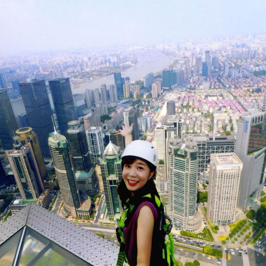 南海放送さんのインスタグラム写真 - (南海放送Instagram)「高層ビルが多い上海の外灘。  下から眺めるのも圧巻ですが、ちょっと個性的な形のジンマオタワーへ上るとそこで待っていたのは・・スリル体験！地上340ｍを歩く？！ 「フォトジェニック上海」23日(月)　21:54～  #ジンマオタワー #上海 #アトラクション #フォトジェニック上海」9月22日 18時07分 - nankaihoso_rnb