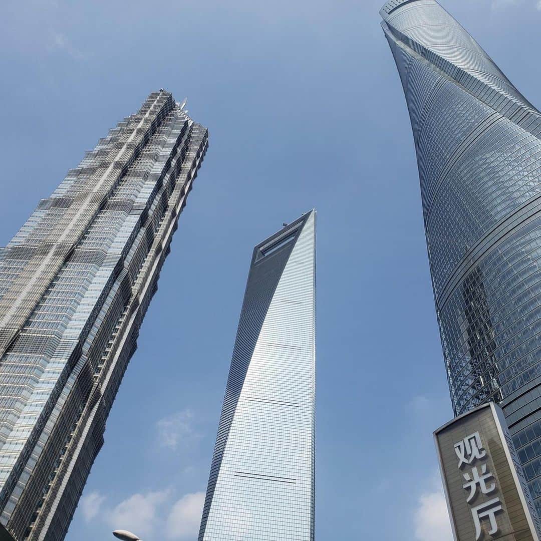 南海放送さんのインスタグラム写真 - (南海放送Instagram)「高層ビルが多い上海の外灘。  下から眺めるのも圧巻ですが、ちょっと個性的な形のジンマオタワーへ上るとそこで待っていたのは・・スリル体験！地上340ｍを歩く？！ 「フォトジェニック上海」23日(月)　21:54～  #ジンマオタワー #上海 #アトラクション #フォトジェニック上海」9月22日 18時07分 - nankaihoso_rnb