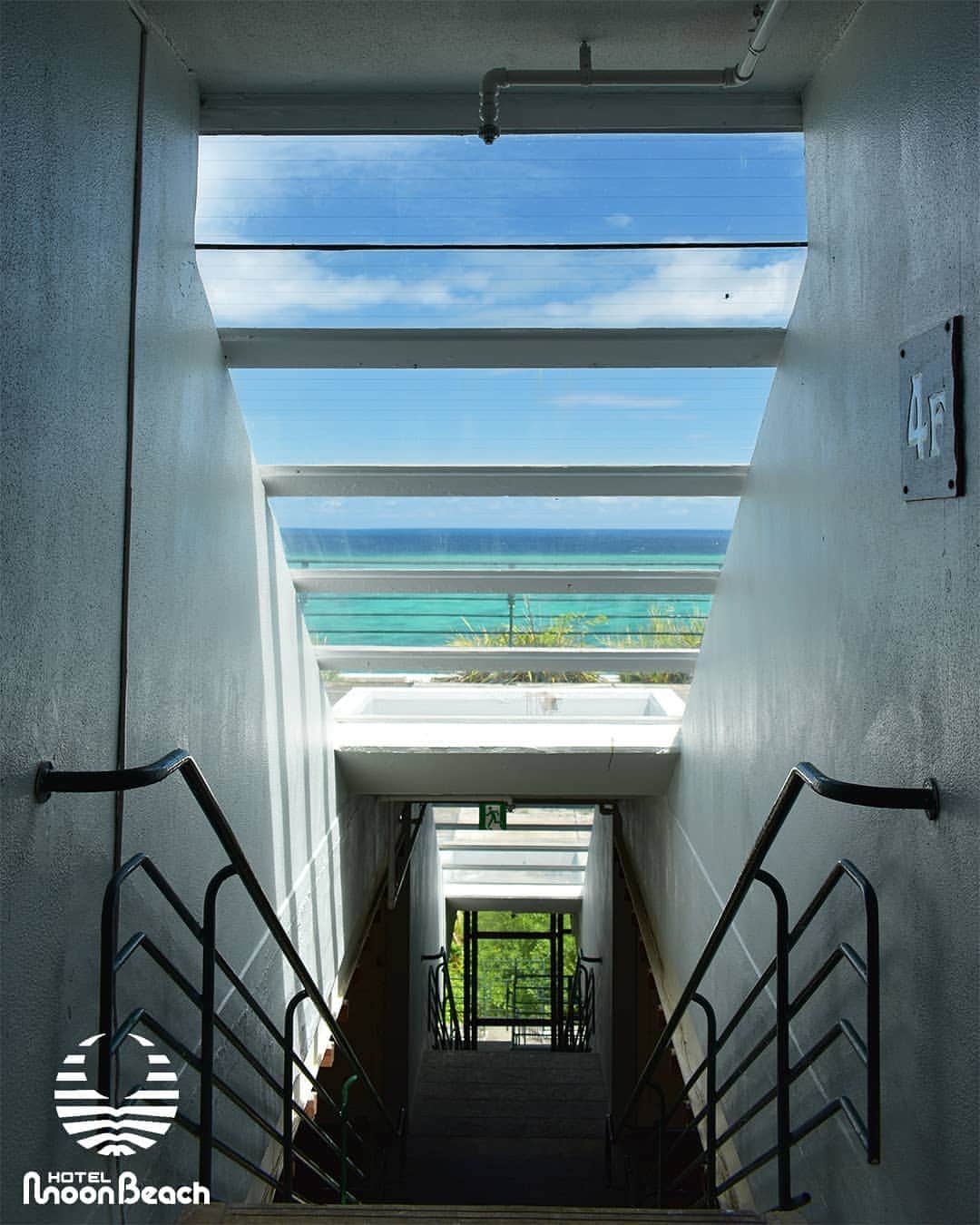 ホテルムーンビーチさんのインスタグラム写真 - (ホテルムーンビーチInstagram)「台風一過の今日は曇り空でしたが、明日は青空が見られるかな？ 8月6日、階段の向こう側 The Offside of Stairway 6Aug2019 #沖縄 #恩納村 #沖縄ホテル #沖縄リゾートホテル #沖縄旅行 #沖縄ビーチ #沖縄プール #インフィニティプール #沖縄サンセット #沖縄好き #夕焼け #夕陽 #ホテルムーンビーチ #ムーンビーチ #ムーンビーチホテル #okinawa #okinawabeach #okinawahotel #okinawaresorthotel #okinawatrip #okinawapool #okinawasunset #okinawalikes #okinawalabo #okinawa_life #infinitypool #moonbeach #moonbeachhotel #docomomo #japan」9月22日 18時07分 - themoonbeachmuseumresort
