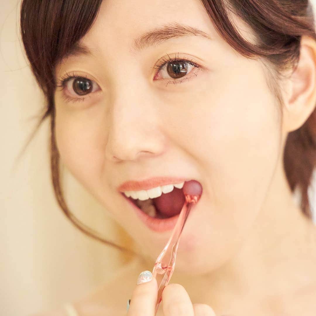 美的 Biteki's official Instagram! さんのインスタグラム写真 - (美的 Biteki's official Instagram! Instagram)「歯のブラッシングと同時に口内マッサージができちゃう画期的なツール「COBRUSH（コブラシ）」！ ★★★ 最大の特長は、なんといってもポコッとした“コブ”！口内マッサージに適した位置やサイズ、高さにこだわり、歯を磨くだけで唾液腺や開口筋を刺激してくれます。これにより、フェースアップや歯周病予防、ドライマウス解消、顔の運動不足解消などへの効果も期待！ ★ さらに、「COBRUSH」は、歯ブラシの延長として手軽に“口腔内マッサージ”ができちゃいます！方法は、コブで内側からほうれい線を押すように5往復するだけ。頬裏側の深層筋を刺激するので、気になるほうれい線のケアにもおすすめではし。 ★ もちろん歯の健康をサポートするという点でもハイクオリティに！ ブラシは、1本1本にねじりを加え螺旋（らせん）状にした“スパイラル毛”を採用。これにより、ブラシの側面にも凹凸ができるので、磨いたときにブラシの先端と側面のどちらでも汚れを絡め取ることができます。また極細毛を使用することで、刺繍ポケットまでブラシが届き、徹底した歯垢や汚れ除去を実現。 その他、性別や世代問わず手元になじむよう設計されているハンドル、毎日のケアが楽しくなりそうな3色のカラーバリエーションも素敵です♪ ★★★ 現在申し込み受付中のH.I.S.×美的コラボ「キレイを磨く美的旅ホーチミン4日間」ツアーでは、ご参加いただいた方全員に、もれなく「COBRUSH」をプレゼント！ぜこの機会にぜひ“歯ブラシ美容”を体感してみて！詳しくは美的.comにてcheck！ ※1本のみ。色は選べません #美的HISベトナムツアー#美的旅#美的#コブラシ#COBRUSH#オーラルケア#歯磨き#歯ブラシ#口腔内マッサージ#HISツアー#HIS#ベトナム」9月22日 18時08分 - bitekicom