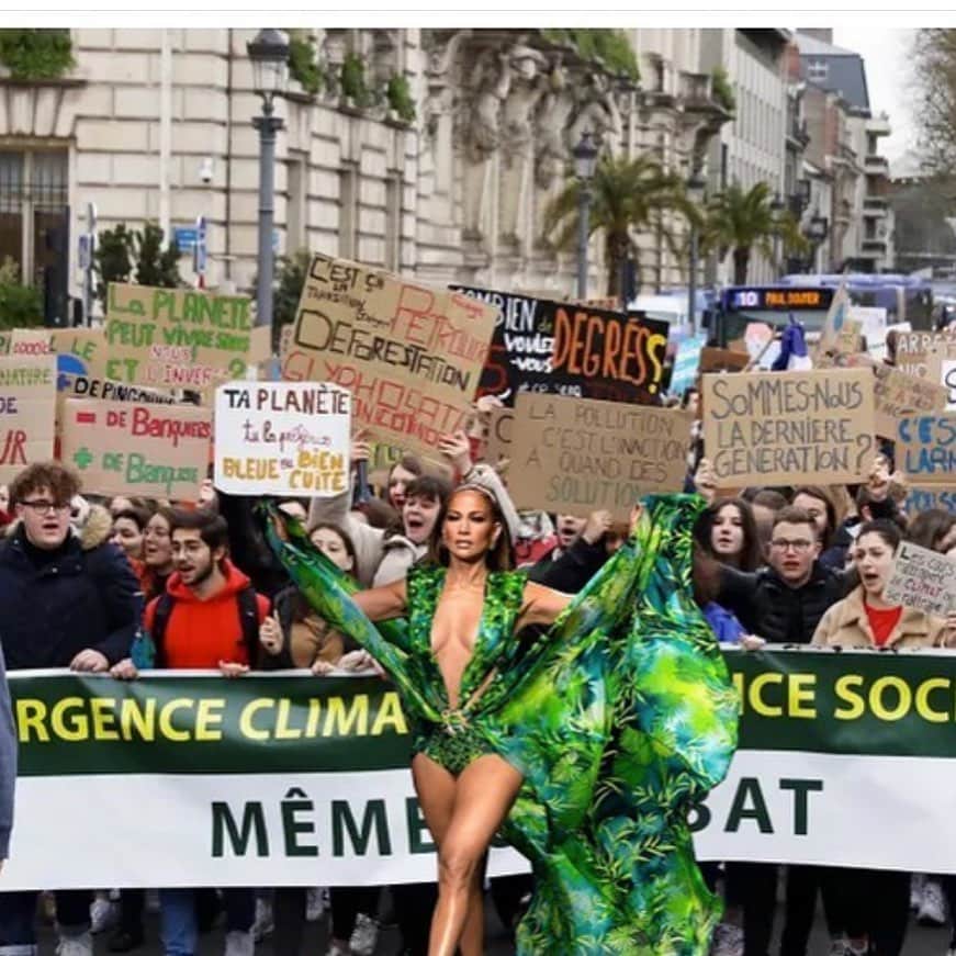 カリーヌ・ロワトフェルドのインスタグラム：「Go Green💚💚💚! Repost @michelgaubert @thomaslelu #urgenceclimatique @jlo @donatella_versace」