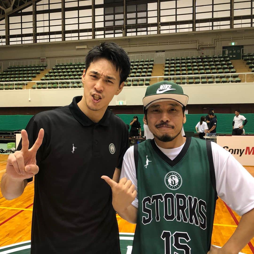 RYO the SKYWALKERのインスタグラム：「本日のハーフタイムショウは、谷口選手のユニフォームを着てうたわせて頂きました！  ストークス勝利！そして谷口選手は本日のMVPに！🎊 ２枚目はストチアの皆さんと  ３枚目はゴローさん＆ANIと  ありがとうございました！🙌 #西宮ストークス」