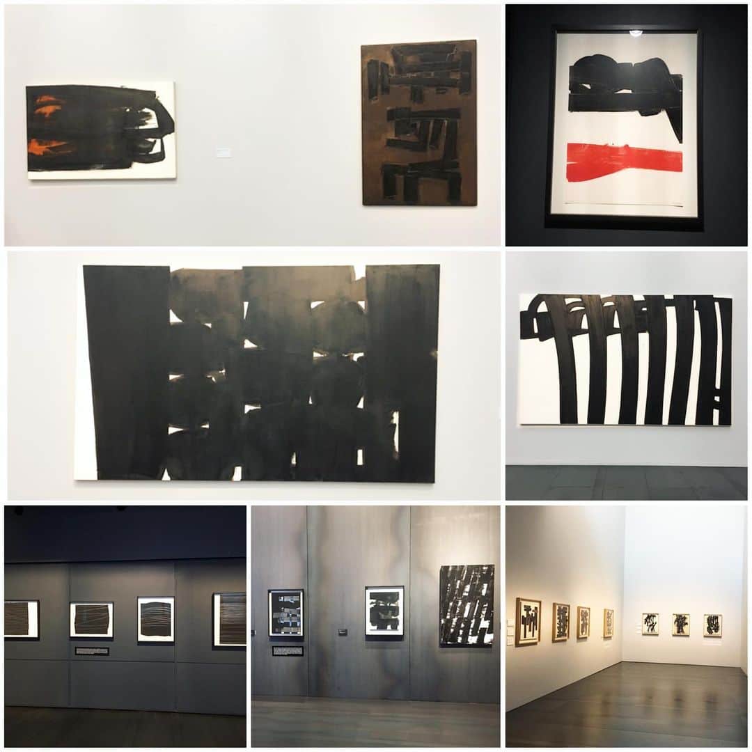 bon ponさんのインスタグラム写真 - (bon ponInstagram)「南フランス オクシタニー地方の旅🇫🇷 9月14日(土)続き アルビからロデズ Rodezへ移動🚙 スーラージュ美術館を見学しました。 ・ 【スーラージュ美術館】 現代アートをけん引する抽象画家ピエール・スーラージュ。今年の12月に100歳を祝います。彼の作品コレクションが展示されているこの美術館がオープンしたのは2014年。コンクのサント・フォワ修道院教会のステンドグラスを手掛けた際の制作過程や、「黒の画家」と呼ばれる所以となった、黒を多用した作品が鑑賞できる。 ＊ 美術館の中も黒い空間になっていて、スーラージュのこだわりが感じられました。キューブ型の建物も格好良かったです。 モノトーンのスーラージュの作品に合わせて、この日のコーデは黒白にしました◻️◼️ ・ ランチは美術館内のレストラン『Café Bras』で🍽 ミシュラン三ツ星シェフ、ミシェル・ブラ氏がプロデュースしています。地元の食材を使った料理をいただきました。 なかなか予約が取れない人気のレストランだそうです。 見た目も美しく、噂に違わずとても美味しかったです。贅沢なランチでした。満腹満足😍😍 ・ ロデズからサン・シル・ラポピーへ移動🚙 ・ この日のディナーは、村の中のレストラン『Le Gourmet Quercynois』でいただきました。ランチが豪華だったので、あまりお腹が空かず単品料理ですませました。 ・ ホテルは、サン・シル・ラポピーの近くの『Hôtel Le Saint Cirq』🏨 広いぶとう畑や農場に囲まれ、プールやスパまでありました。 お部屋はひとつひとつ凝ったインテリアで、私達が泊まった部屋は可愛らしいカントリー調で、大きなベッドが2台とシングルベッドが1台ありました😳😳 ・ @Tourisme_en_Occitanie ・ ・ #TourismeOccitanie #AveyronEmotion #tourismelotdordogne #visitsclapopie #valleedulot #フランス観光開発機構 #南フランス #オクシタニー地方 #ロデズ #サンシルラポピー #夫婦 #60代 #ファッション #コーディネート #リンクコーデ #夫婦コーデ #グレイヘア #白髪 #共白髪 #couple #over60 #fashion #coordinate #instafashion #instagramjapan #greyhair #bonpon511 ・ つづく」9月22日 18時20分 - bonpon511