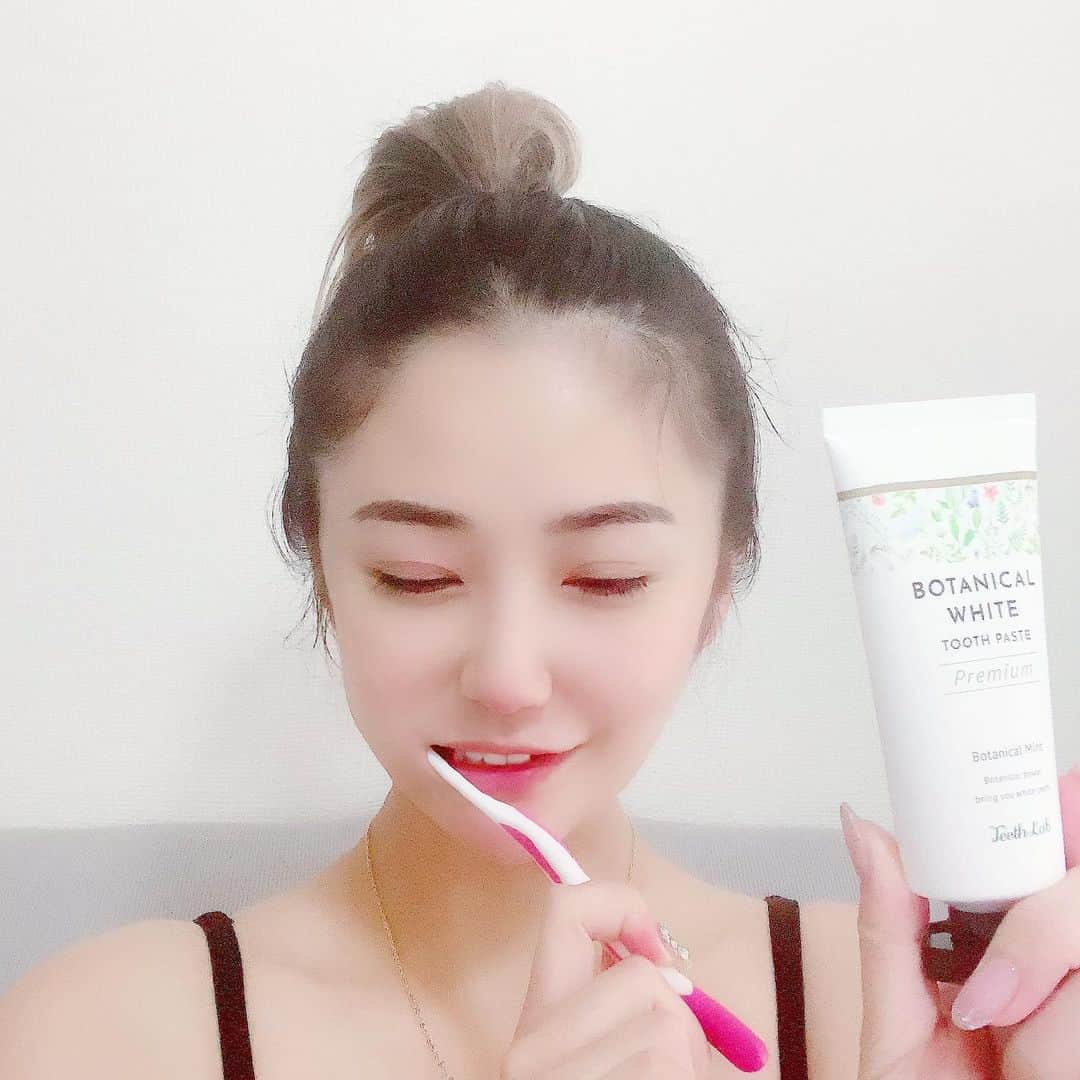 のインスタグラム：「デザインがオシャレな歯磨き粉発見♬﻿ ﻿ ﻿ teethlab ボタニカルホワイト premium﻿  @teethlab_official  ボタニカルホワイト処方とイオンの力で汚れを浮かせて落としやすくし、ブラッシングとともに美しく白い歯に導いてくれる歯磨き粉だよ😊﻿ ﻿ 口の中に入れるものだから、安心安全が一番。﻿ これは天然由来成分90%で研磨剤や蛍光剤などの10の無添加が無添加だから、安心して使えるよ✨﻿ ﻿ ﻿ 毎日使うものだから、こだわって選びたい♡﻿ ﻿ ﻿ #teethlab#ティースラボ﻿ #歯磨き粉#ボタニカル_ ﻿ #ホワイトニング#リニューアル﻿ #sponsored#ロフト#東急ハンズ﻿ #美容#美歯#白い歯﻿ #ボタニカル歯磨き﻿ #ボタニカルトゥースペースト」