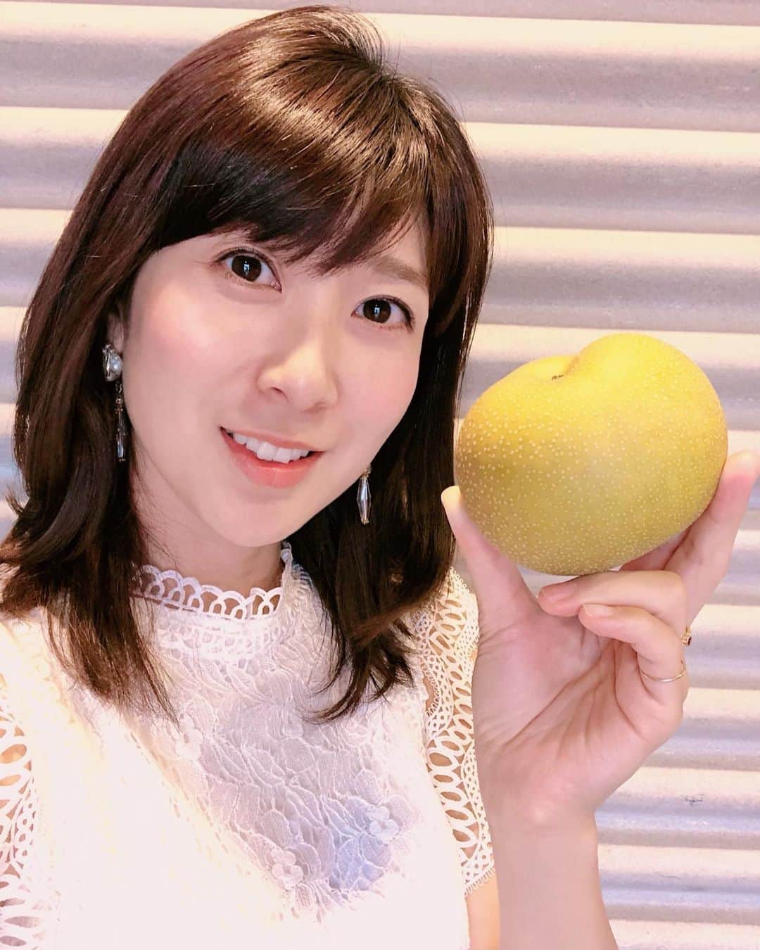 女子アナ47のインスタグラム：「. こんにちは、47発信プロジェクトです！本日は林藍菜アナウンサーが『富山の秋の訪れ！』をお届けします！ . はじめまして！ 林藍菜です。 このたび、ご縁があり女子アナ47のメンバーに仲間入りさせてもらいました。 これから富山を中心に日本全国の魅力を発信していきます！ さて、富山市では呉羽地区の名産品 呉羽梨「幸水（こうすい）」が収穫時期を迎えています。 さっそく頂きましたが、とってもみずみずしくて美味しかったー！・・・・・・ . 続きはトップページのリンクから『47発信プロジェクト』へ！ . #47発信プロジェクト #アナウンサー #フリーアナウンサー #女子アナ #女子アナ47 #地方創生 #地方創生アナウンサー #マッチングサイト #マッチングサービス #47発信プロジェクト #林藍菜 #富山 #梨 #幸水」