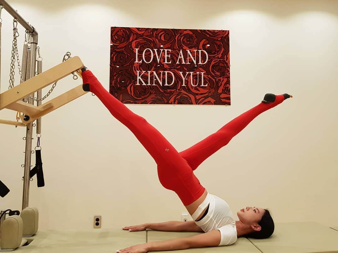 クララさんのインスタグラム写真 - (クララInstagram)「필라테스로 더 유연해져야지!  #압구정필라테스율 #필라테스율 #pilates #flexibility #healthylifestyle」9月22日 18時18分 - actressclara