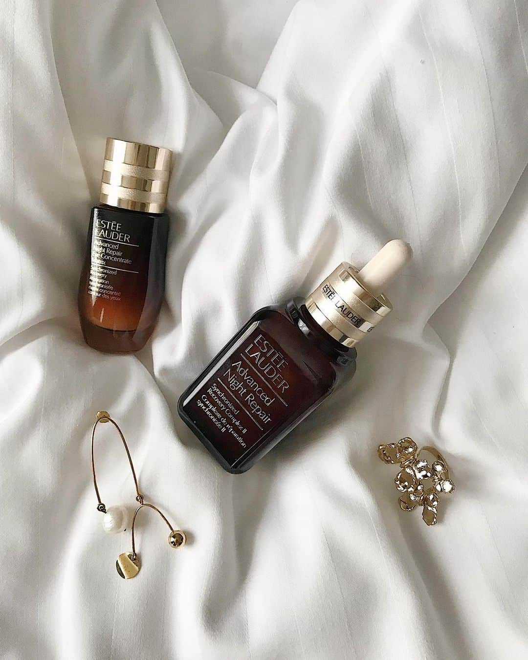 ELLE Polandさんのインスタグラム写真 - (ELLE PolandInstagram)「Buteleczka @esteelauder ADVANCED NIGHT REPAIR sprzedaje się na świecie co 6 sekund, a cała linia nocnej pielęgnacji marki ratuje naszą skórę, gdy nie mamy czasu spać, odpoczywać, regularnie jeść. Te kosmetyki naprawiają skórę, kiedy Ty nie masz możliwości o nią dbać. A serum uzależnia - naprawdę, mamy je w prywatnych kosmetyczkach od ponad 10 lat. #esteelauder #ekspertnocnejpielegnacji #serum #kosmetyki #dayandnight #skincare #skin」9月22日 18時21分 - ellepolska