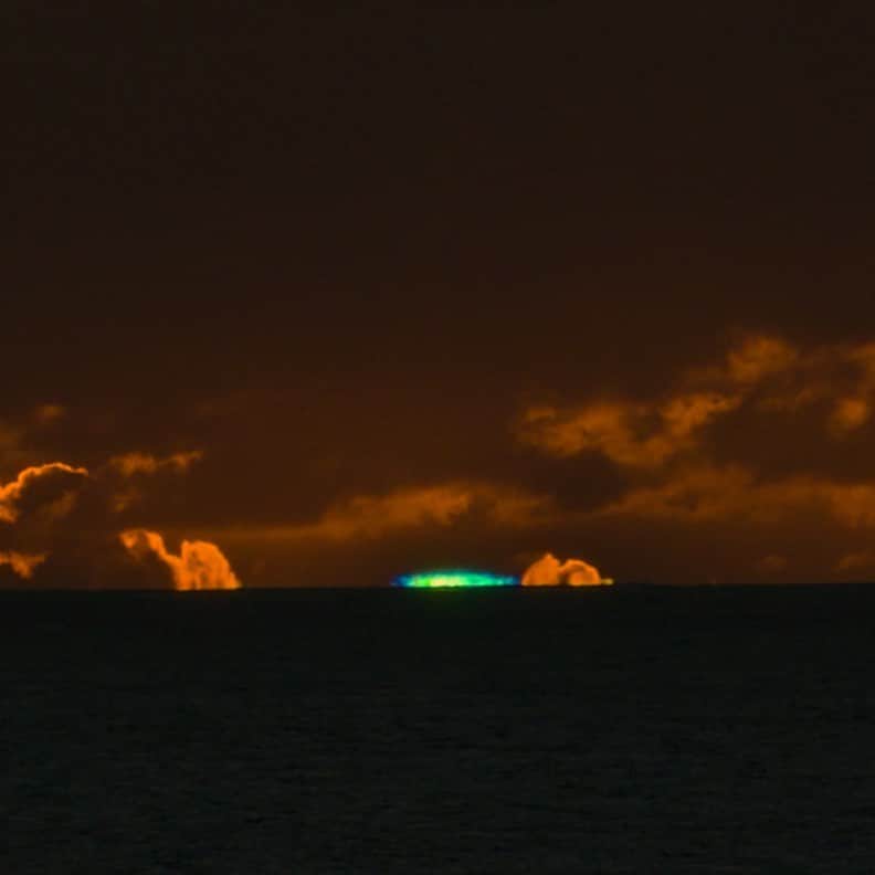 KAGAYAさんのインスタグラム写真 - (KAGAYAInstagram)「先ほど、小笠原諸島父島にて撮影した水平線に沈む夕日とグリーンフラッシュ。 グリーンフラッシュは沈む太陽の最後の光が一瞬緑色になる現象で、条件の良いときでないと見られません（日の出時にも見られることがあります） #小笠原」9月22日 18時23分 - kagaya11949