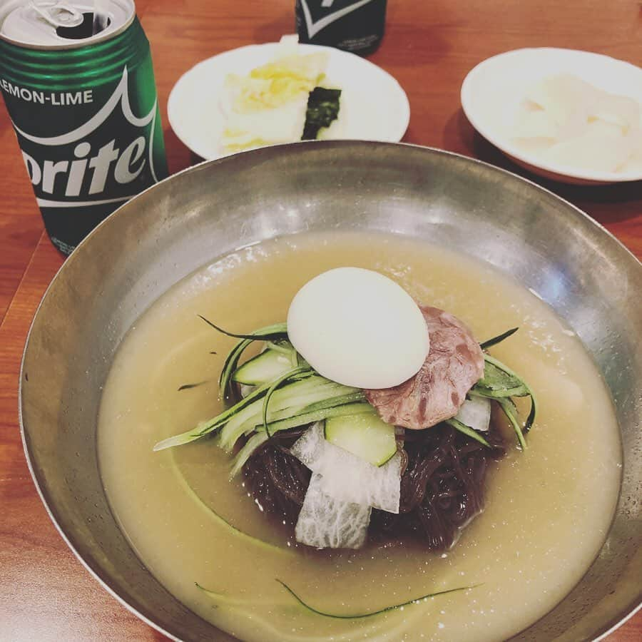 千秋さんのインスタグラム写真 - (千秋Instagram)「ハワイで食べたもの5連発③ ・ マシオカさん家族とうち家族と畑中さんとみんなでdinner🍽和食の創作料理で、和牛のミニハンバーグとか穴子のたこ焼きとかお寿司のシャリの代わりに素麺のやつとか、日本で見たことなくて斬新でしかも美味しかった✨スイーツも🍨 ・アロハステーキでなぜかカレーを食べた不思議な千秋 ・朝ごはんはみんなで定番のオリパン🥞 ・お誕生日BOYの強い希望で、当日に豪華なdinnerではなく、テラスで自らBBQを振る舞いたいということでbirthday BBQ party🎂この日焼いてくれたステーキが、このハワイ旅のみんなのNo. 1ごはんになりました🥩テラスでのBBQが気持ちよくて楽しくて美味しくて、何度もやることになります😆みんなが手分けして作ってくれたサラダやディップも美味しかった！🥘🌯🥗 ・その夜に夜食と言って、さらにゆっちゃん冷麺を食べました  #hawaii #千秋旅日記 #bbq #terracebbq #創作料理 #curry #pancake #冷麺 #記録 #千秋焼肉」9月22日 18時24分 - chiaki77777