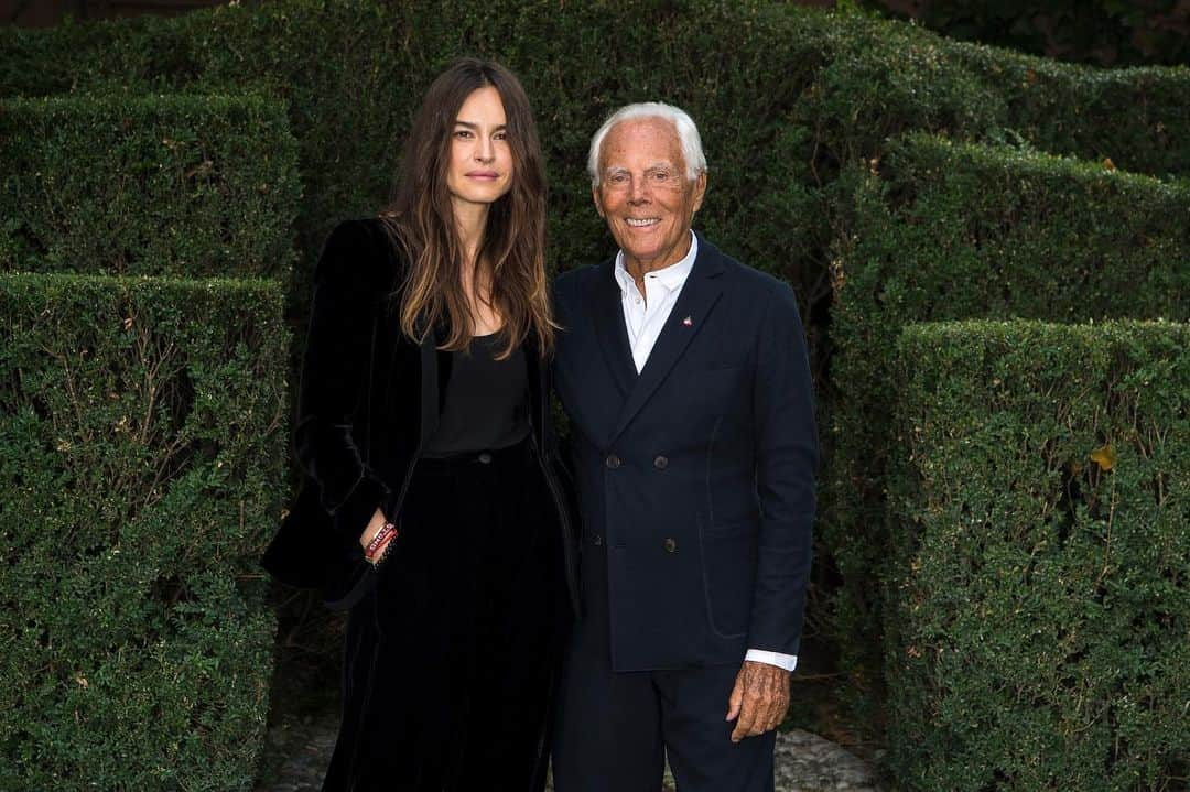 Armani Officialさんのインスタグラム写真 - (Armani OfficialInstagram)「Mr Armani with some of the special guests who attended the #GiorgioArmani women’s SS20 show held at the brand’s historic headquarters in Via Borgonuovo 11. #mfw #ArmaniStars @tinakunakey @realbarbarapalvin @margheritabuyofficial @lasmutniak @elisasednaoui @alecattelan @ludosauer @deenathe1st @christianvieri @costy_caracciolo @rociommorales」9月22日 18時25分 - emporioarmani