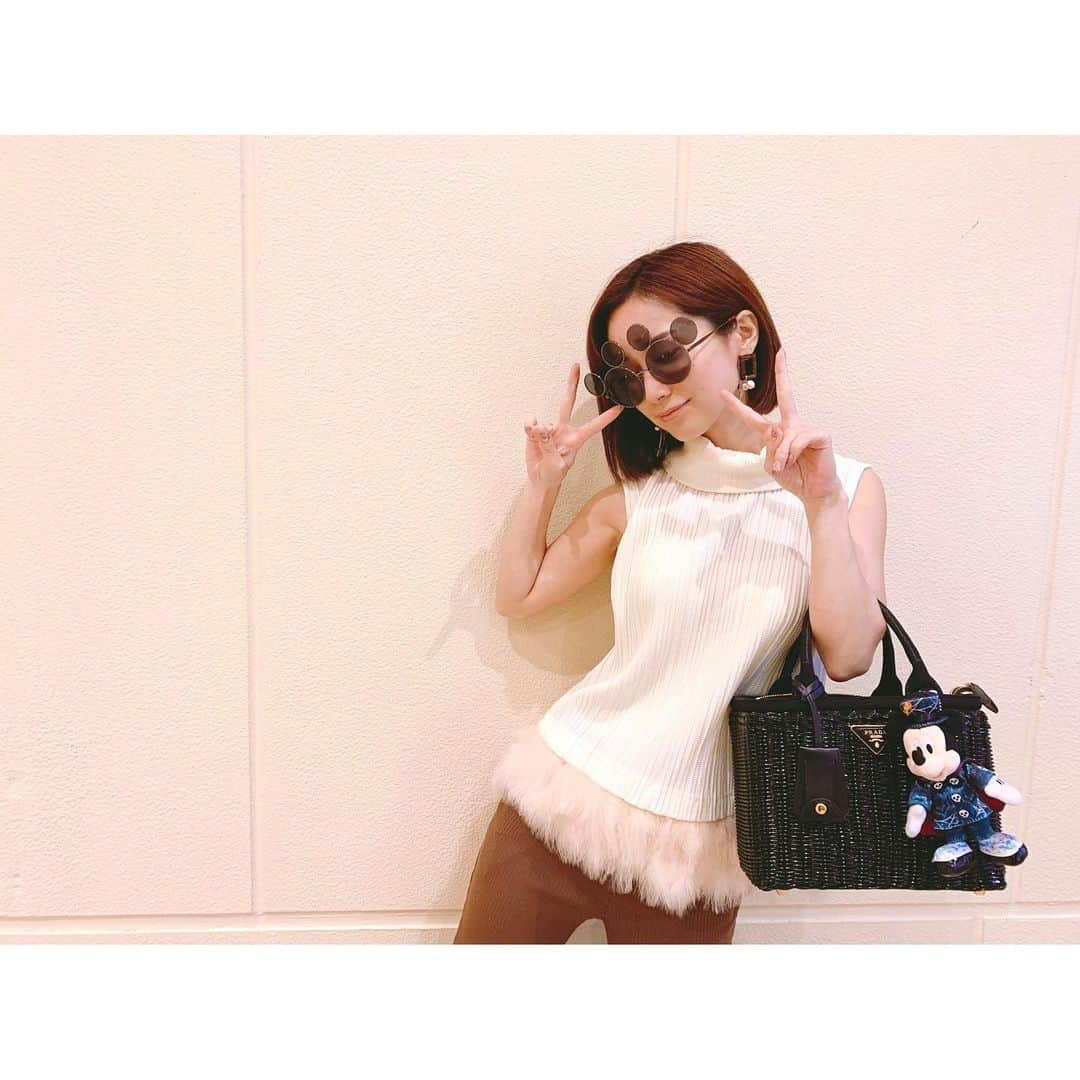 小島みなみさんのインスタグラム写真 - (小島みなみInstagram)「. . カフェしてたら ディズニー行きたいってなって 急遽アフター6😋 . すっぴんでも ミッキーサングラスすれば 余裕で楽しめるよ ✩︎*॰ . . . #ディズニーランド #ディズニーハロウィン  #ディズニーコーデ #すっぴんコーデ #秋服 #秋服コーデ #秋コーデ #ぬいば #disneyland #tokyodisneyland #アフター6 #共通年パ #年パス #共通年パス #ユニクロ #ユニクロコーデ #uniqlo #supremelala #シュープリーム ララ  #PRADA #プラダ」9月22日 18時25分 - kojima_minami_373